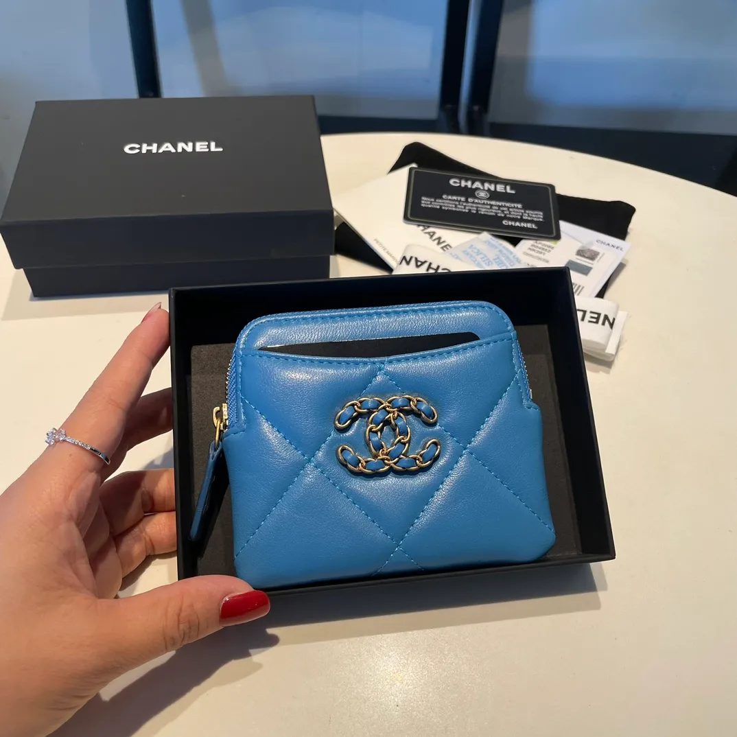 💰440😊Upgraded version💋🆕Ohanel new color🆕The latest zipper card holder coin purse with multiple card slots. The texture of goatskin is unparalleled. 😼The 19 series that is mainly recommended this season is a big rhombus with a strong retro style. Is there anyone who wants to buy every color?🧸 The logo is eye-catching and unique, the goatskin has a faint luster, and the temperament instantly ups and downs❣The fashionable style and style are also co-created by Karl and Viard. The first series launched by the new artistic director will be a key recommendation of the brand from this year to next year, conveying the essence of the brand, with a full set of packaging 2086🍃size: 12*9.5cm