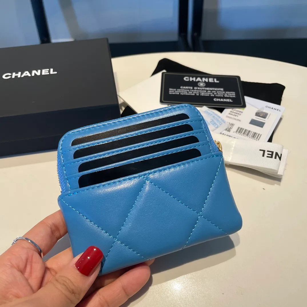💰440😊Upgraded version💋🆕Ohanel new color🆕The latest zipper card holder coin purse with multiple card slots. The texture of goatskin is unparalleled. 😼The 19 series that is mainly recommended this season is a big rhombus with a strong retro style. Is there anyone who wants to buy every color?🧸 The logo is eye-catching and unique, the goatskin has a faint luster, and the temperament instantly ups and downs❣The fashionable style and style are also co-created by Karl and Viard. The first series launched by the new artistic director will be a key recommendation of the brand from this year to next year, conveying the essence of the brand, with a full set of packaging 2086🍃size: 12*9.5cm