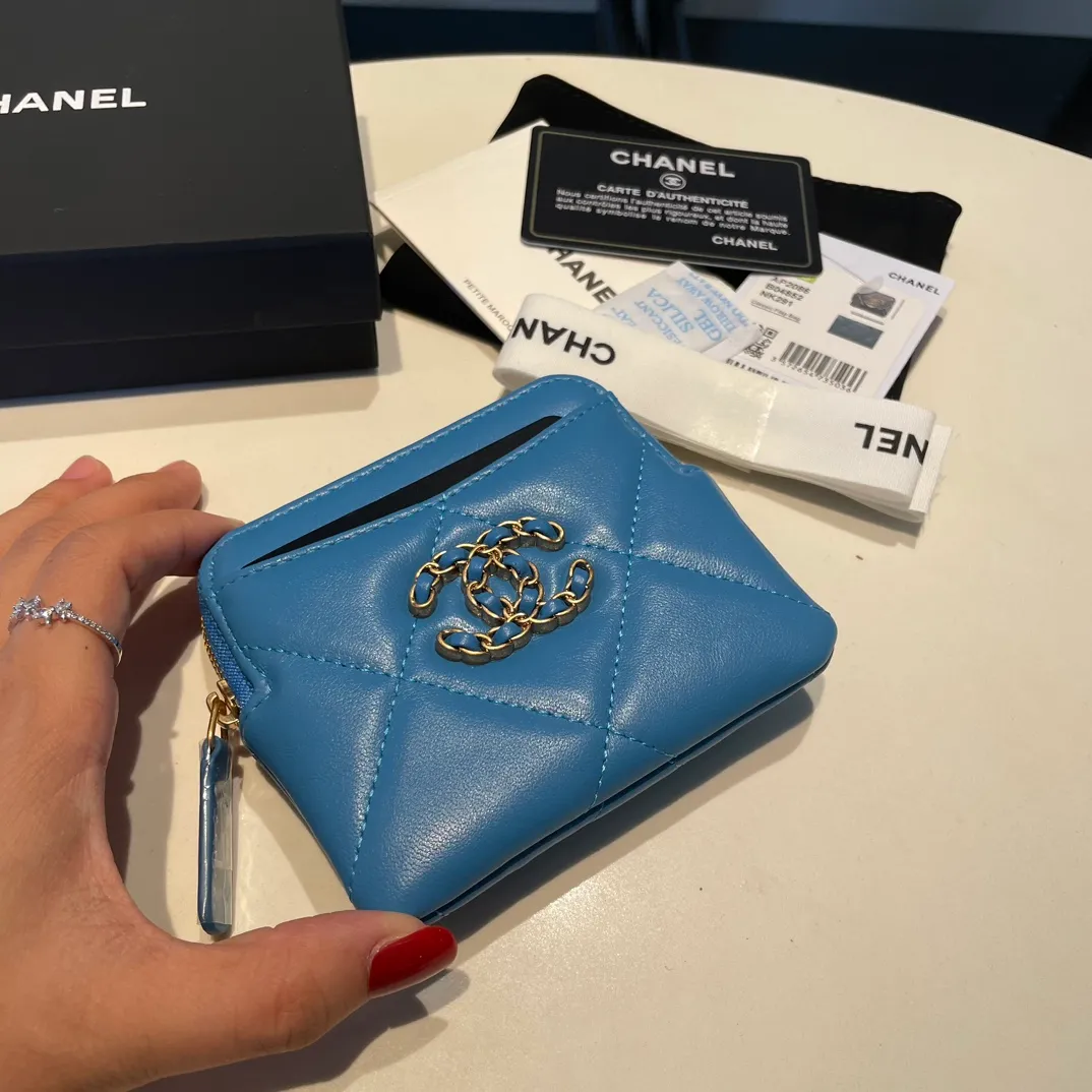 💰440😊Upgraded version💋🆕Ohanel new color🆕The latest zipper card holder coin purse with multiple card slots. The texture of goatskin is unparalleled. 😼The 19 series that is mainly recommended this season is a big rhombus with a strong retro style. Is there anyone who wants to buy every color?🧸 The logo is eye-catching and unique, the goatskin has a faint luster, and the temperament instantly ups and downs❣The fashionable style and style are also co-created by Karl and Viard. The first series launched by the new artistic director will be a key recommendation of the brand from this year to next year, conveying the essence of the brand, with a full set of packaging 2086🍃size: 12*9.5cm