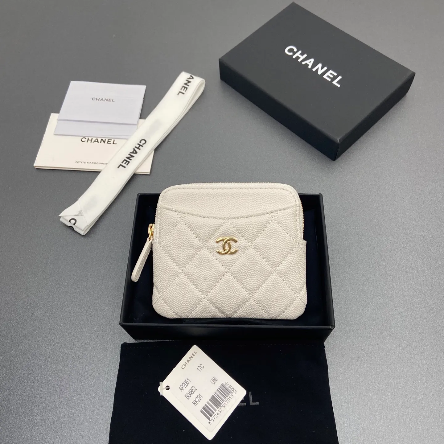[Special grade hardware original leather] ¥380 Xiaoxiang small zipper bag card holder series Quilted card holder/wallet with iconic metal logo Gold tone metal hardware, special Italian imported leather 5 card slots, 1 small zipper bag No.: 2061 White thin ball light gold hardware Size: w11.5×h10×d2cm