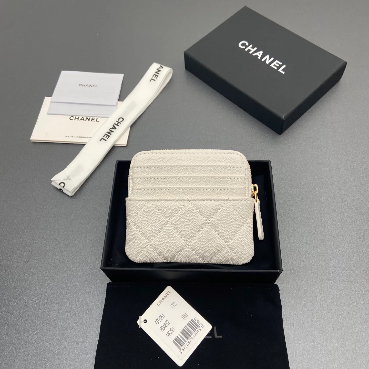 [Special grade hardware original leather] ¥380 Xiaoxiang small zipper bag card holder series Quilted card holder/wallet with iconic metal logo Gold tone metal hardware, special Italian imported leather 5 card slots, 1 small zipper bag No.: 2061 White thin ball light gold hardware Size: w11.5×h10×d2cm