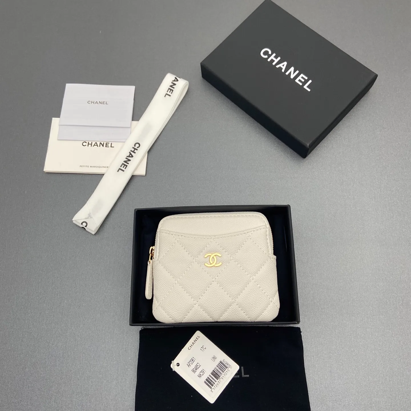 [Special grade hardware original leather] ¥380 Xiaoxiang small zipper bag card holder series Quilted card holder/wallet with iconic metal logo Gold tone metal hardware, special Italian imported leather 5 card slots, 1 small zipper bag No.: 2061 White thin ball light gold hardware Size: w11.5×h10×d2cm