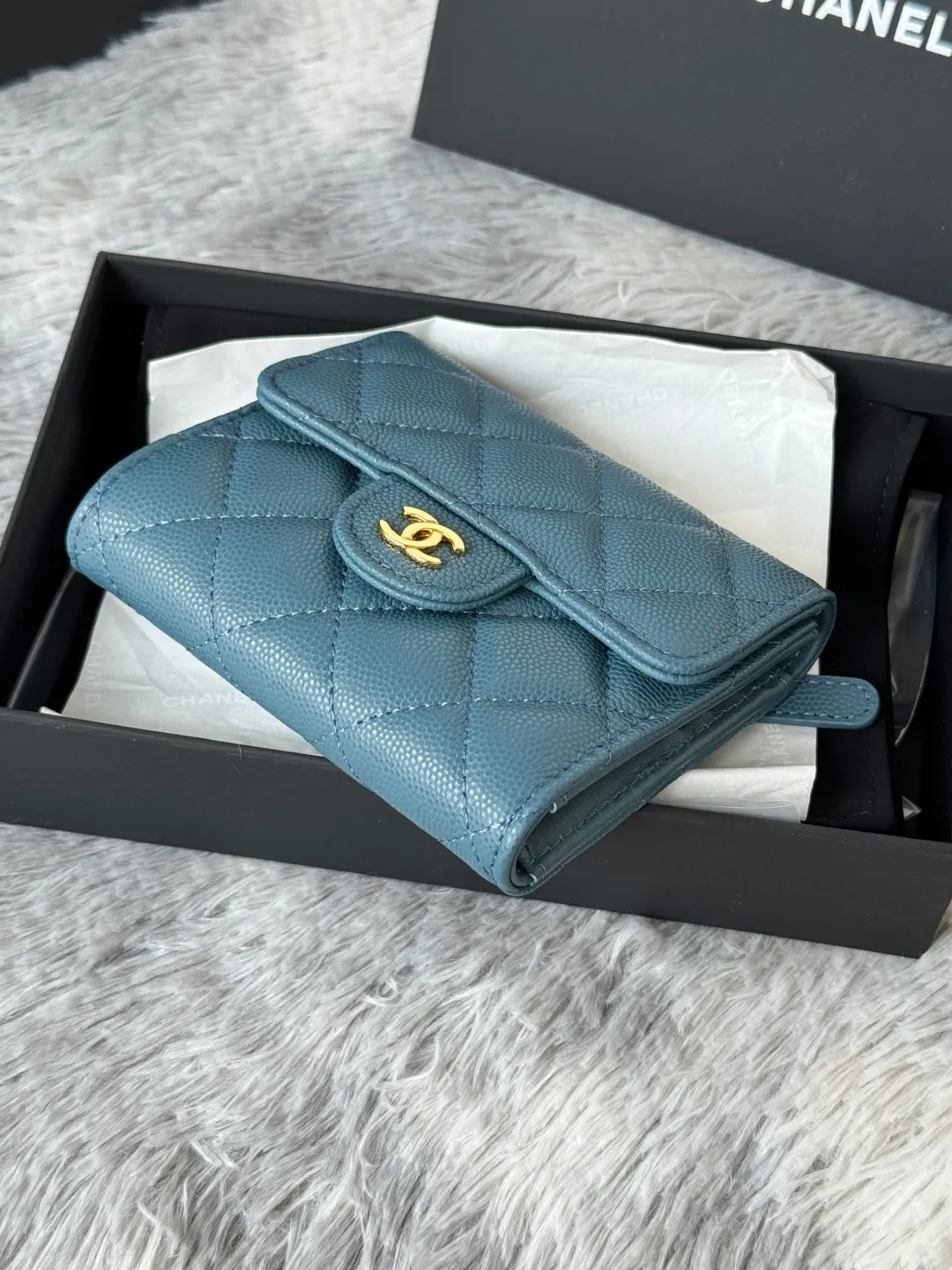 💰440💰 Made of calfskin, caviar, and cowhide, the CF short tri-fold wallet is now available! Chanel Grandma Xiang has 6 card slots, and there is a coin purse at the back, so you can put 2,000 Mao Zedong without any trouble at all! Delicate leather and gold hardware! Full of fashion sense, very fashionable, can be held in hand, can be put in the bag, very good for storage. Style number: 82288, size 10.5*11.5*3cm, color as shown in the picture, exclusive real shot