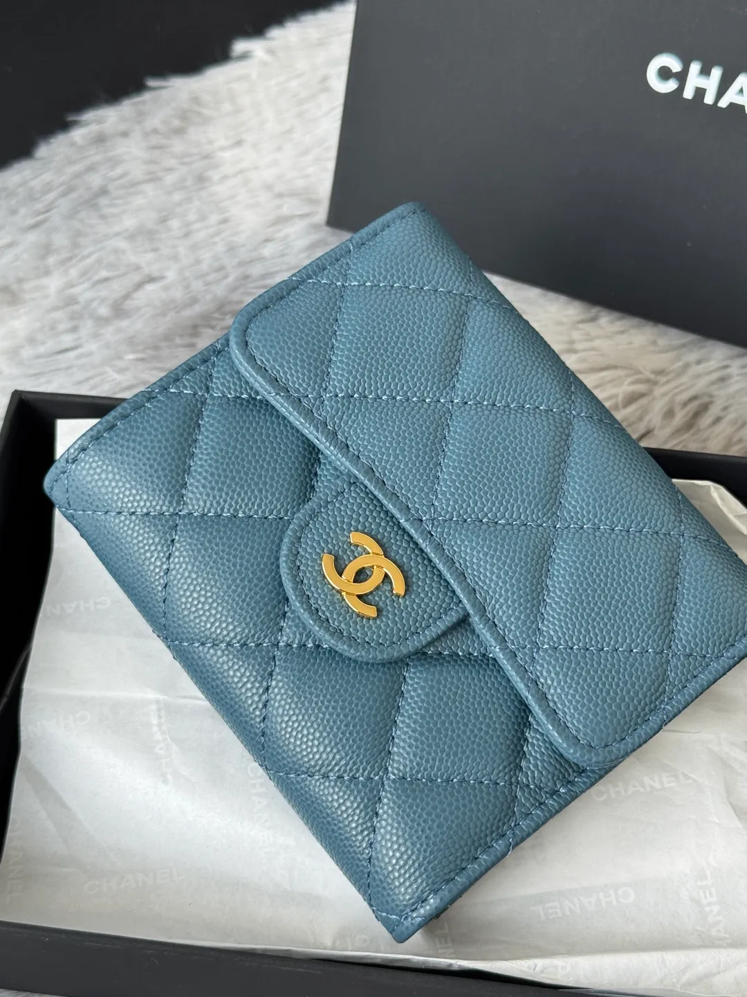 💰440💰 Made of calfskin, caviar, and cowhide, the CF short tri-fold wallet is now available! Chanel Grandma Xiang has 6 card slots, and there is a coin purse at the back, so you can put 2,000 Mao Zedong without any trouble at all! Delicate leather and gold hardware! Full of fashion sense, very fashionable, can be held in hand, can be put in the bag, very good for storage. Style number: 82288, size 10.5*11.5*3cm, color as shown in the picture, exclusive real shot