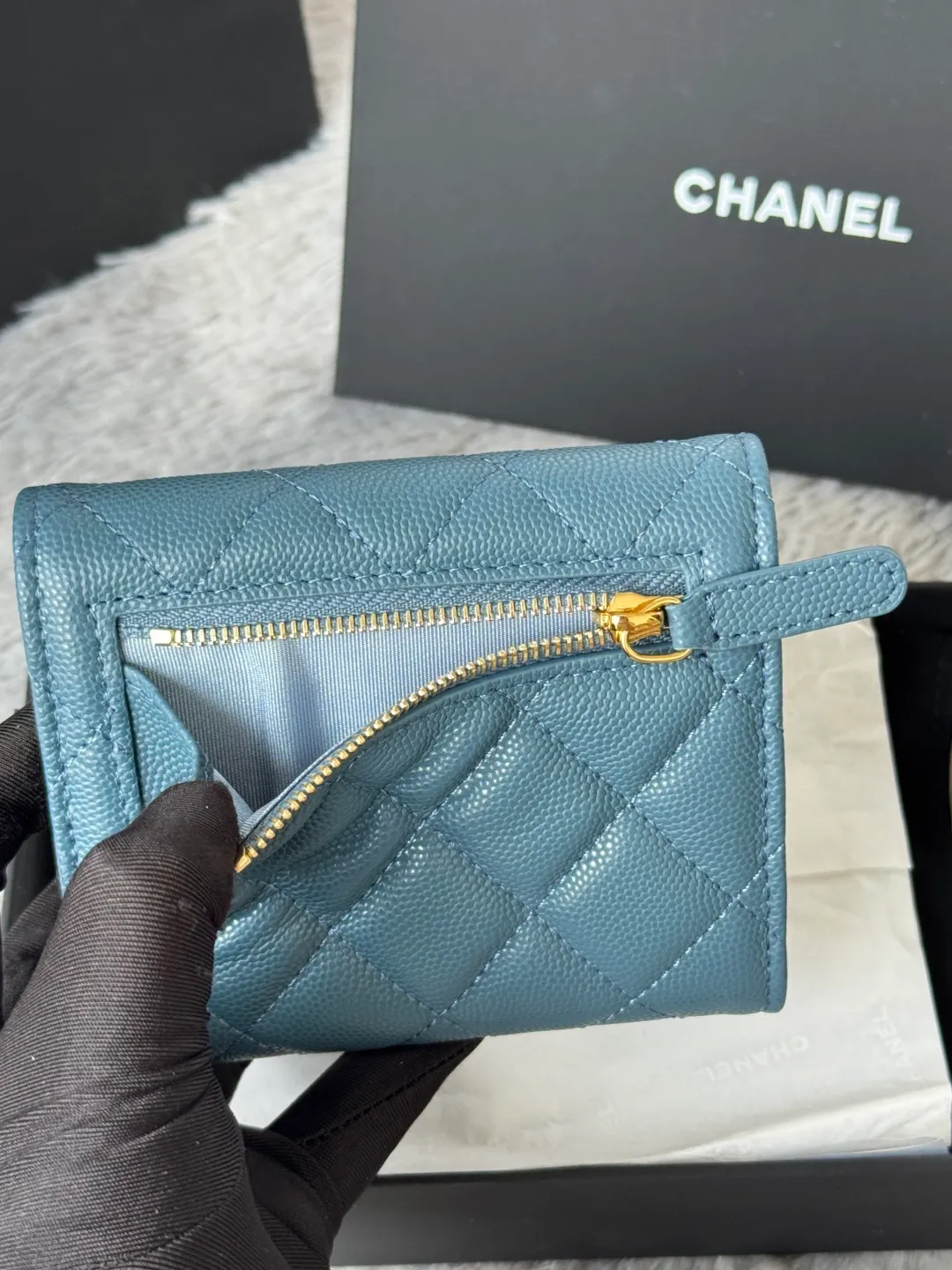 💰440💰 Made of calfskin, caviar, and cowhide, the CF short tri-fold wallet is now available! Chanel Grandma Xiang has 6 card slots, and there is a coin purse at the back, so you can put 2,000 Mao Zedong without any trouble at all! Delicate leather and gold hardware! Full of fashion sense, very fashionable, can be held in hand, can be put in the bag, very good for storage. Style number: 82288, size 10.5*11.5*3cm, color as shown in the picture, exclusive real shot