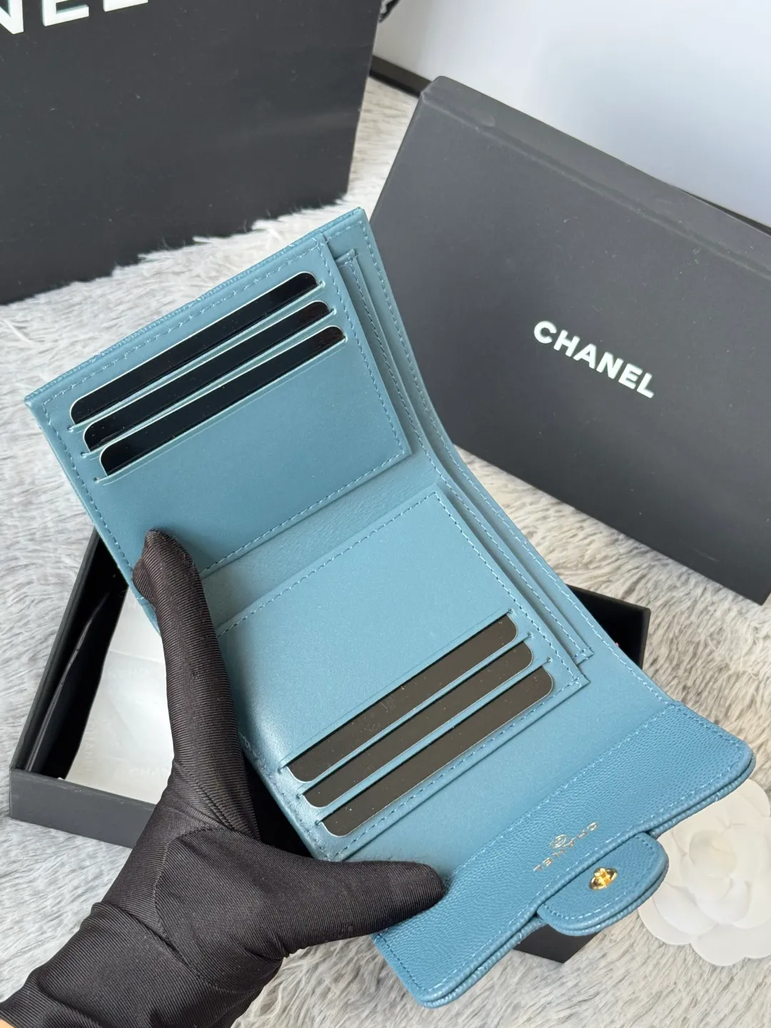 💰440💰 Made of calfskin, caviar, and cowhide, the CF short tri-fold wallet is now available! Chanel Grandma Xiang has 6 card slots, and there is a coin purse at the back, so you can put 2,000 Mao Zedong without any trouble at all! Delicate leather and gold hardware! Full of fashion sense, very fashionable, can be held in hand, can be put in the bag, very good for storage. Style number: 82288, size 10.5*11.5*3cm, color as shown in the picture, exclusive real shot