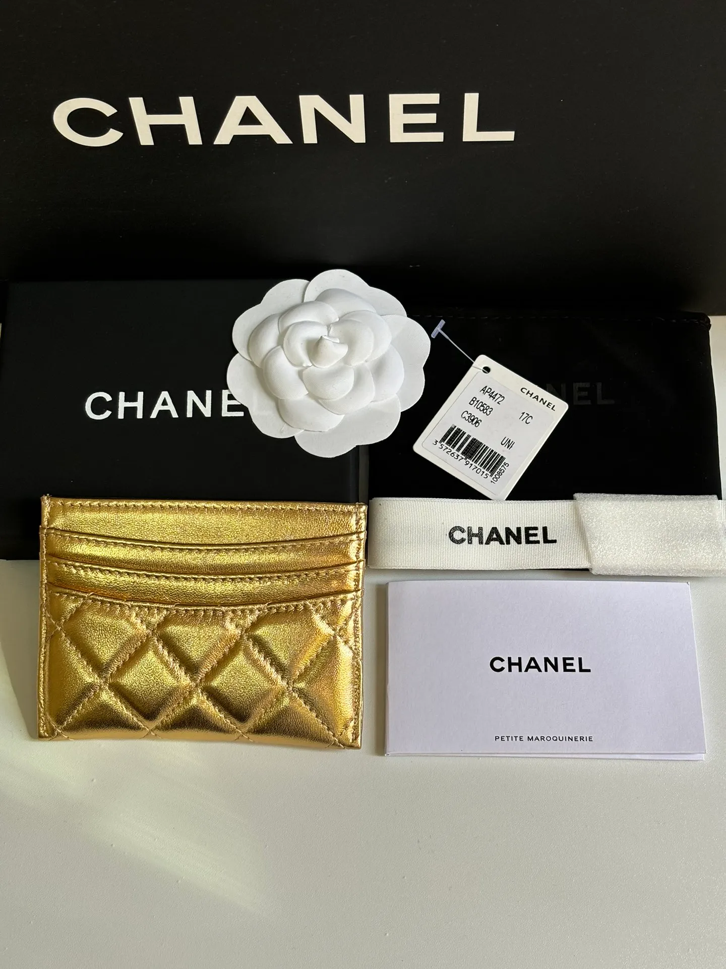 💰240 new product CH@NEL card holder has arrived💦This card holder adds a few more card slots based on the old model, making it more practical. It has original quality and beautiful details. Model No. AP8944, size 11*8*1cm.