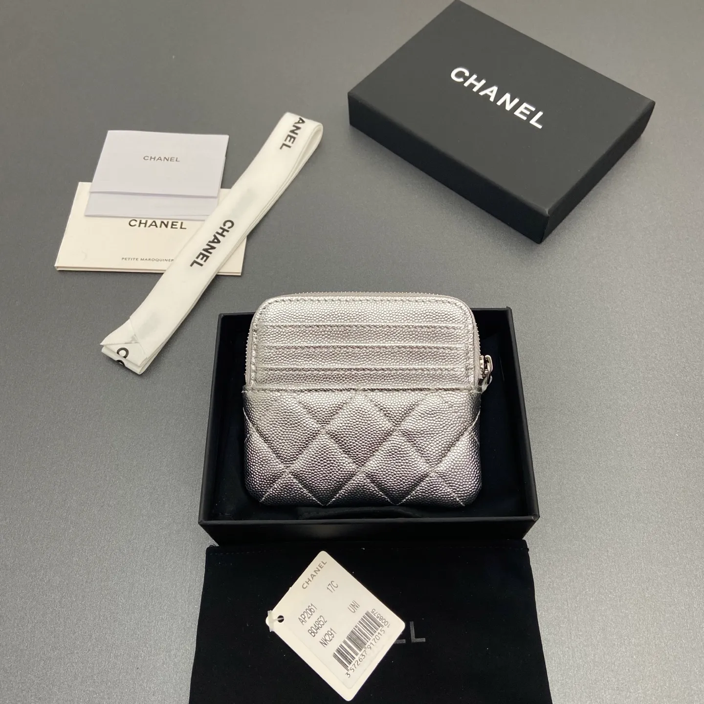 [Special grade hardware original leather] ¥380 Xiaoxiang small zipper bag card holder series Quilted card holder/wallet with iconic metal logo Gold tone metal hardware, special Italian imported leather 5 card slots, 1 small zipper bag No.: 2061 Silver thin ball silver hardware Size: w11.5×h10×d2cm