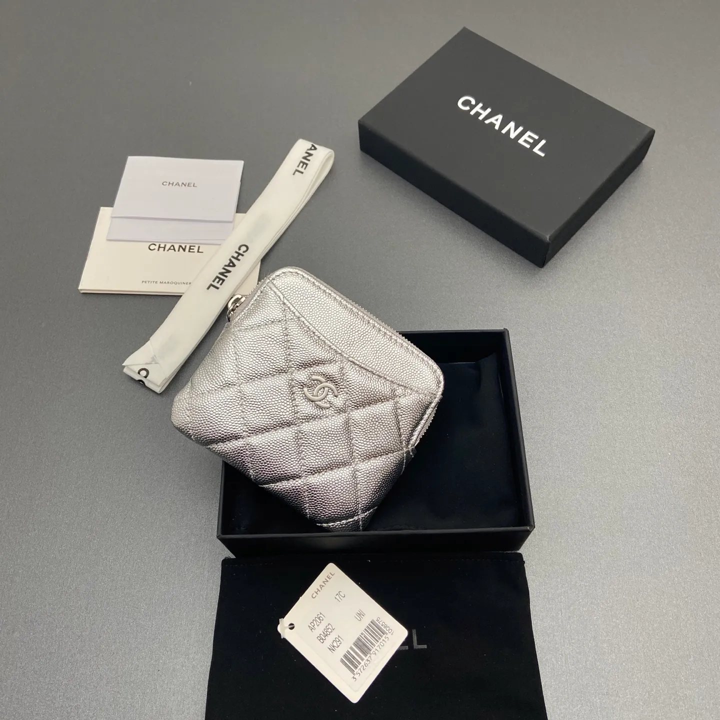 [Special grade hardware original leather] ¥380 Xiaoxiang small zipper bag card holder series Quilted card holder/wallet with iconic metal logo Gold tone metal hardware, special Italian imported leather 5 card slots, 1 small zipper bag No.: 2061 Silver thin ball silver hardware Size: w11.5×h10×d2cm