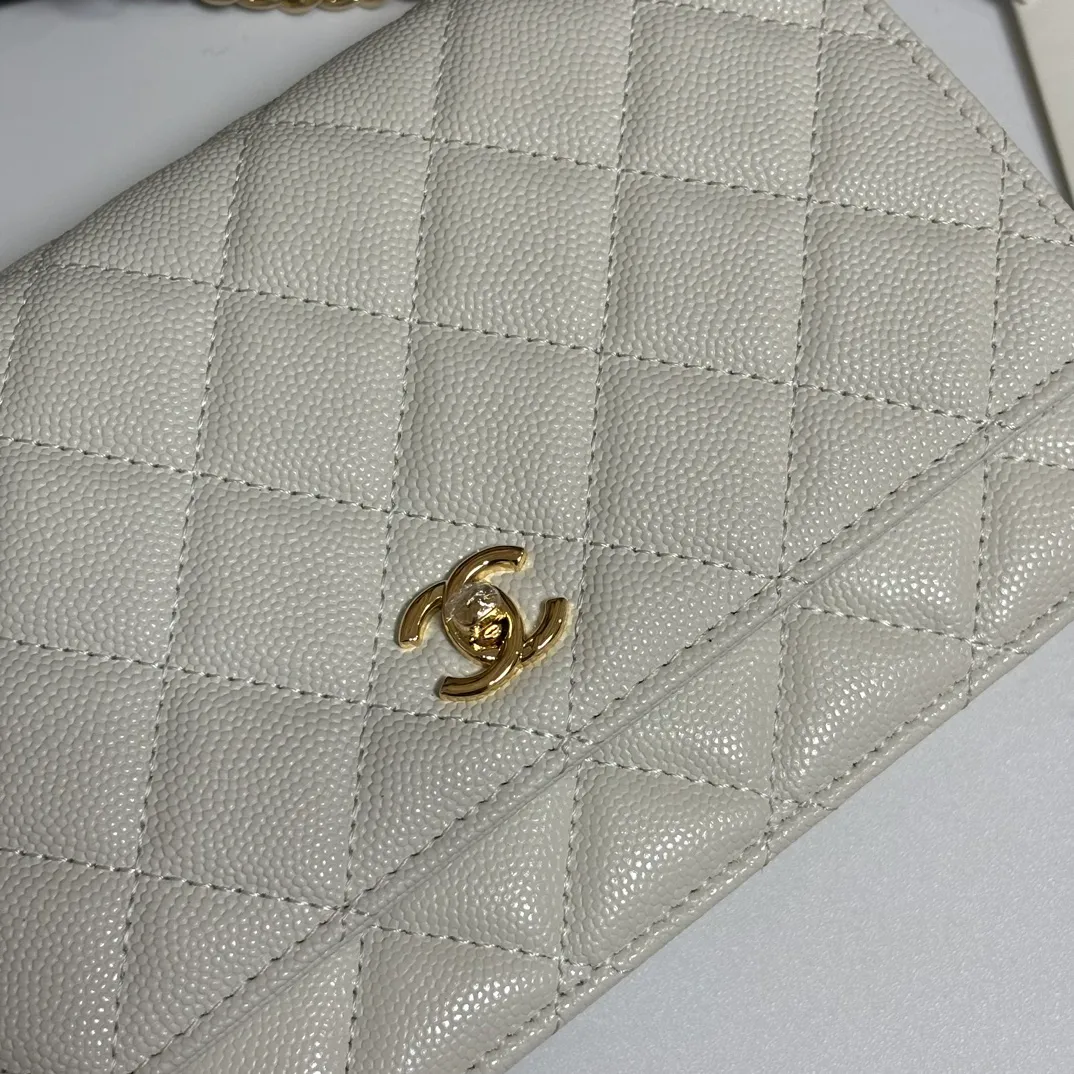 💰700 New product WOC🍃🍃Double C button style, 4241 new design is more solid. You no longer have to worry about things opening with too many buttons, and it still maintains the classic look. AP8482 size: 12×19.5×3.5cm