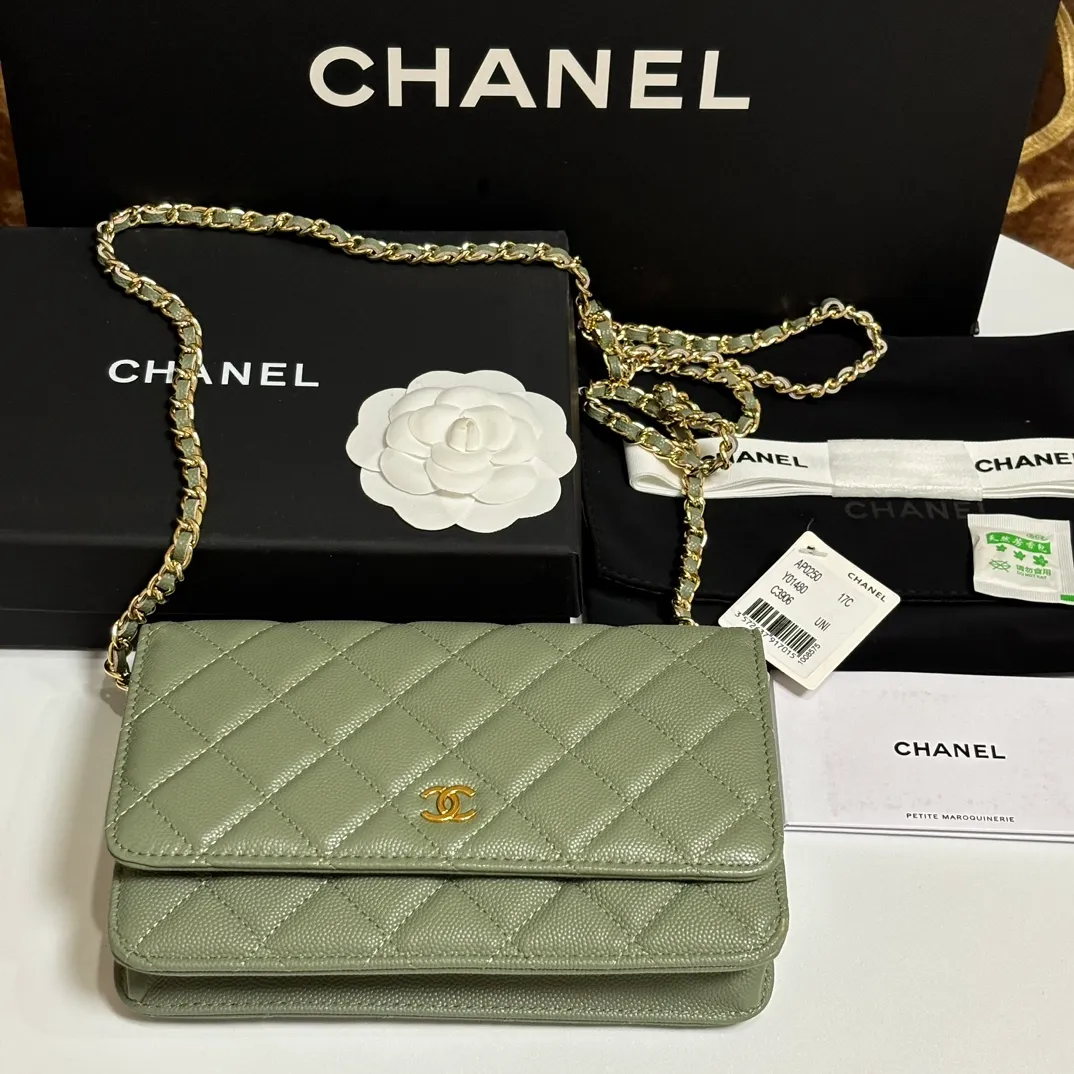 💰640 upgraded version of CHANE WOC chain bag💦Model number Ap500! ! ! Different from the previous classics, the current model uses suction buckles, which is more convenient.... One piece of leather to the end [Color] [Color] [Color] Top leather hardware, original quality! The details are so beautiful and the complete package! Size 19.5*12*3.5cm