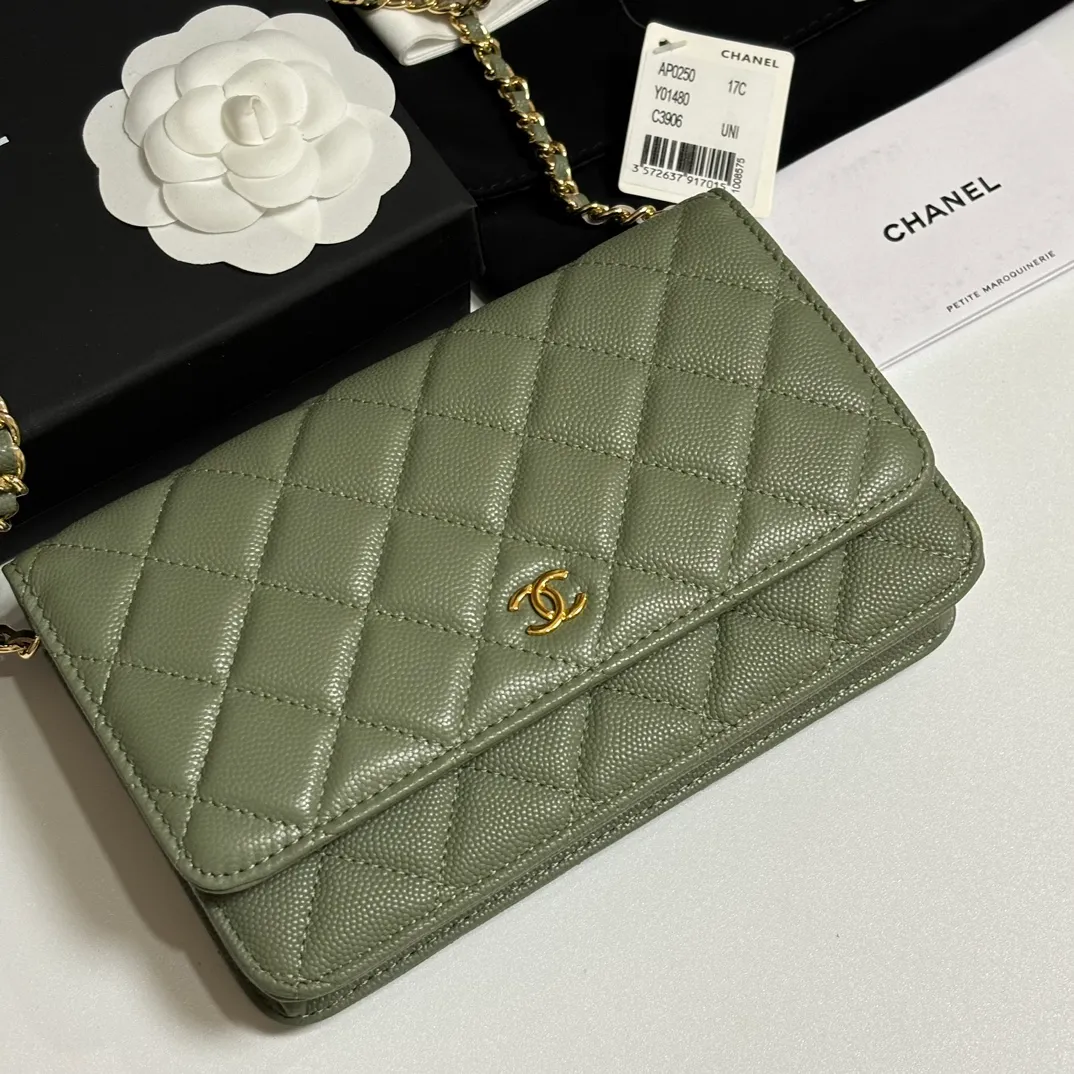 💰640 upgraded version of CHANE WOC chain bag💦Model number Ap500! ! ! Different from the previous classics, the current model uses suction buckles, which is more convenient.... One piece of leather to the end [Color] [Color] [Color] Top leather hardware, original quality! The details are so beautiful and the complete package! Size 19.5*12*3.5cm