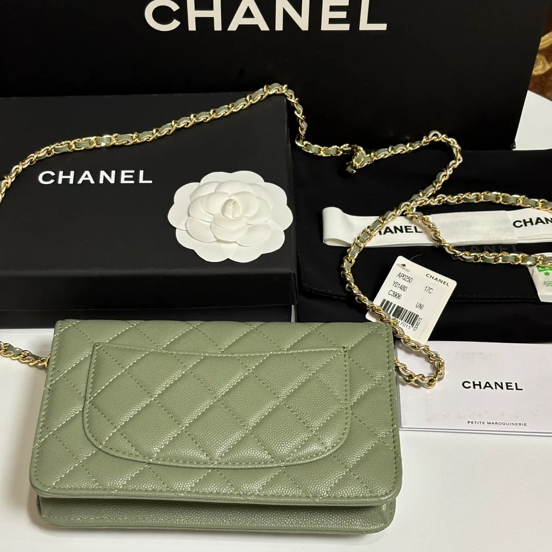 💰640 upgraded version of CHANE WOC chain bag💦Model number Ap500! ! ! Different from the previous classics, the current model uses suction buckles, which is more convenient.... One piece of leather to the end [Color] [Color] [Color] Top leather hardware, original quality! The details are so beautiful and the complete package! Size 19.5*12*3.5cm