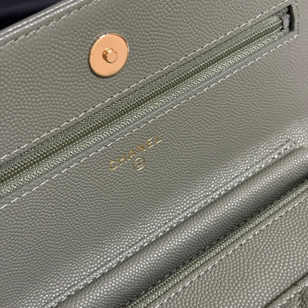 💰640 upgraded version of CHANE WOC chain bag💦Model number Ap500! ! ! Different from the previous classics, the current model uses suction buckles, which is more convenient.... One piece of leather to the end [Color] [Color] [Color] Top leather hardware, original quality! The details are so beautiful and the complete package! Size 19.5*12*3.5cm