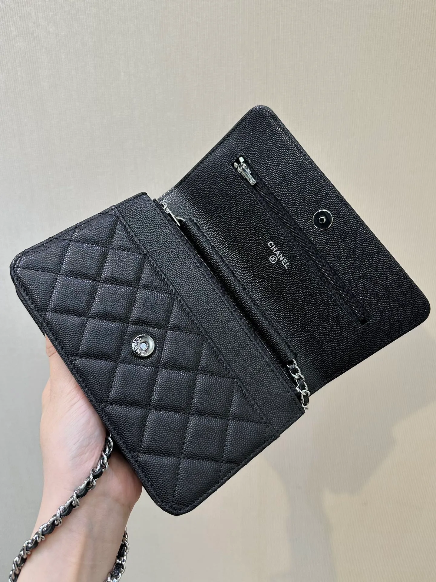 3839 Real photos of the interior details⚠️ It is both a wallet and a WOC bag. It has the functions of a long wallet. It has card slots, zipper pockets for coins, and side pockets for banknotes. This wallet also has a certain thickness, allowing you to stuff in essentials such as mobile phones, keys, tissues, etc.