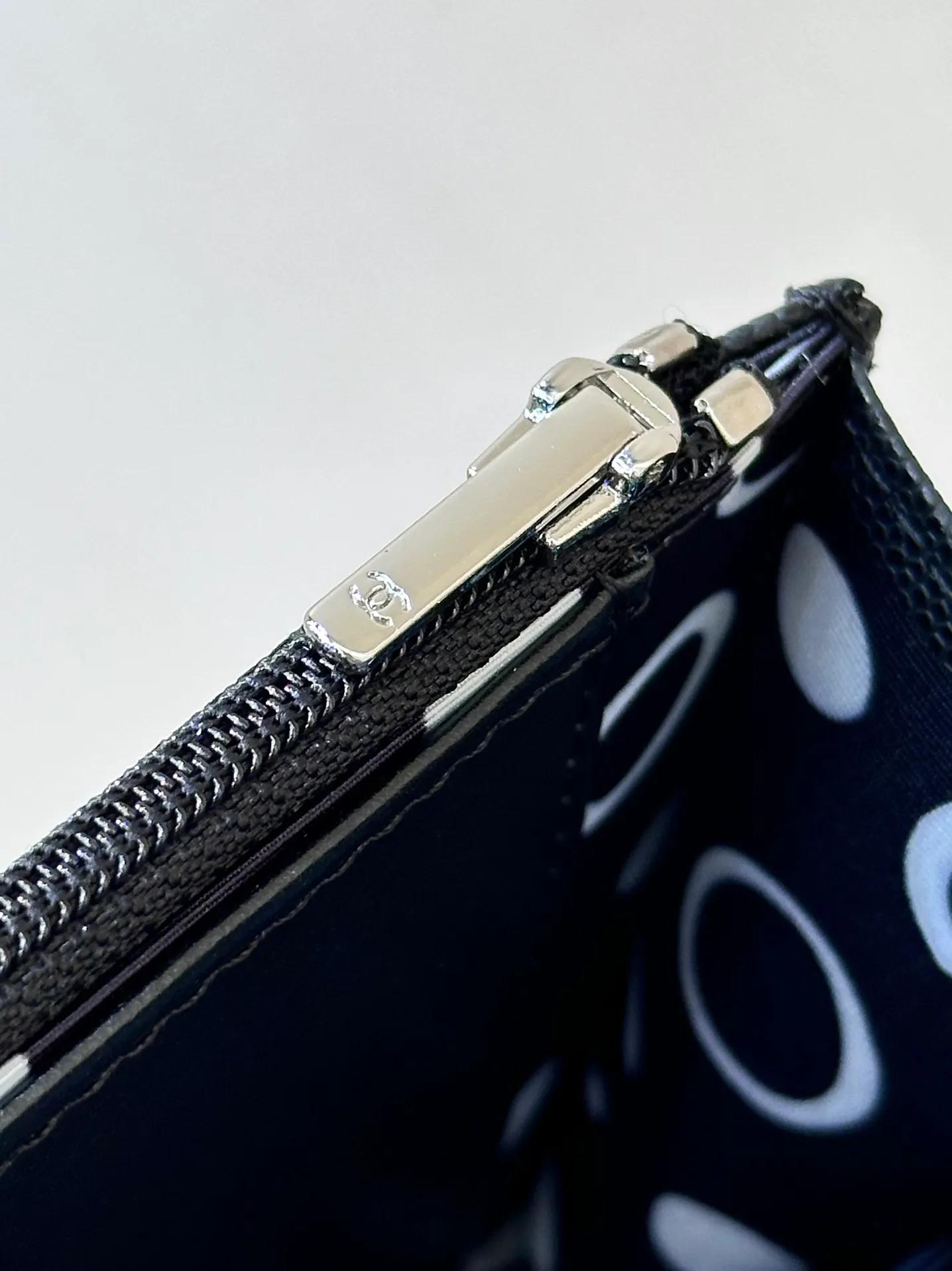 3839 Real photos of the interior details⚠️ It is both a wallet and a WOC bag. It has the functions of a long wallet. It has card slots, zipper pockets for coins, and side pockets for banknotes. This wallet also has a certain thickness, allowing you to stuff in essentials such as mobile phones, keys, tissues, etc.