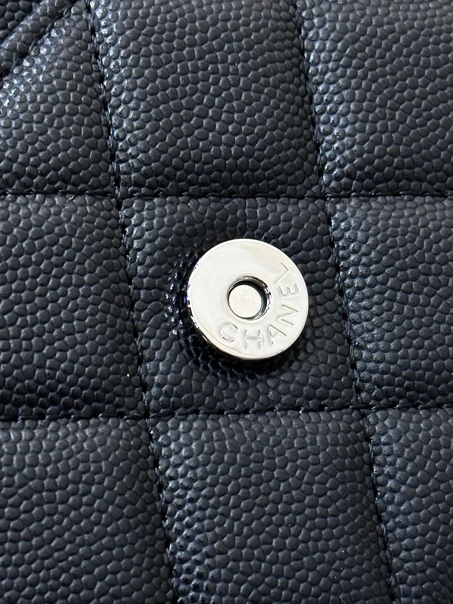 3839 Real photos of the interior details⚠️ It is both a wallet and a WOC bag. It has the functions of a long wallet. It has card slots, zipper pockets for coins, and side pockets for banknotes. This wallet also has a certain thickness, allowing you to stuff in essentials such as mobile phones, keys, tissues, etc.