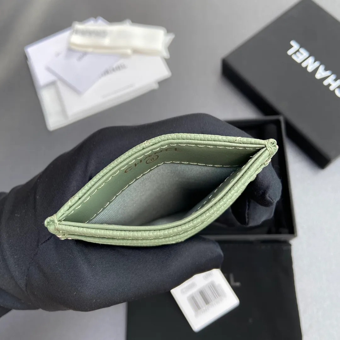 [Premium Hardware Original Leather] ¥240 Xiaoxiang Card Holder Series Quilted Card Holder with Iconic Metal Logo Gold-toned Metal Hardware, Special Italian Imported Leather 5 Card Slots Number: 3595 Greek Green Size: w8×11.5cm