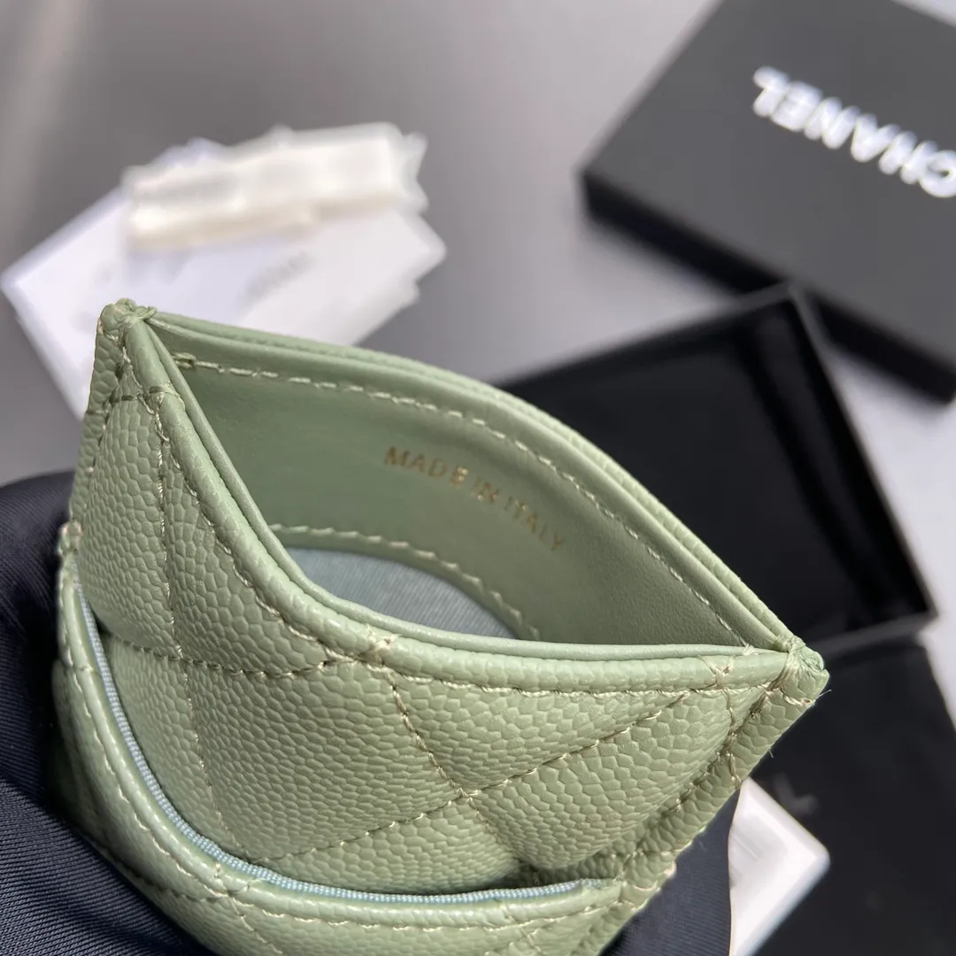 [Premium Hardware Original Leather] ¥240 Xiaoxiang Card Holder Series Quilted Card Holder with Iconic Metal Logo Gold-toned Metal Hardware, Special Italian Imported Leather 5 Card Slots Number: 3595 Greek Green Size: w8×11.5cm