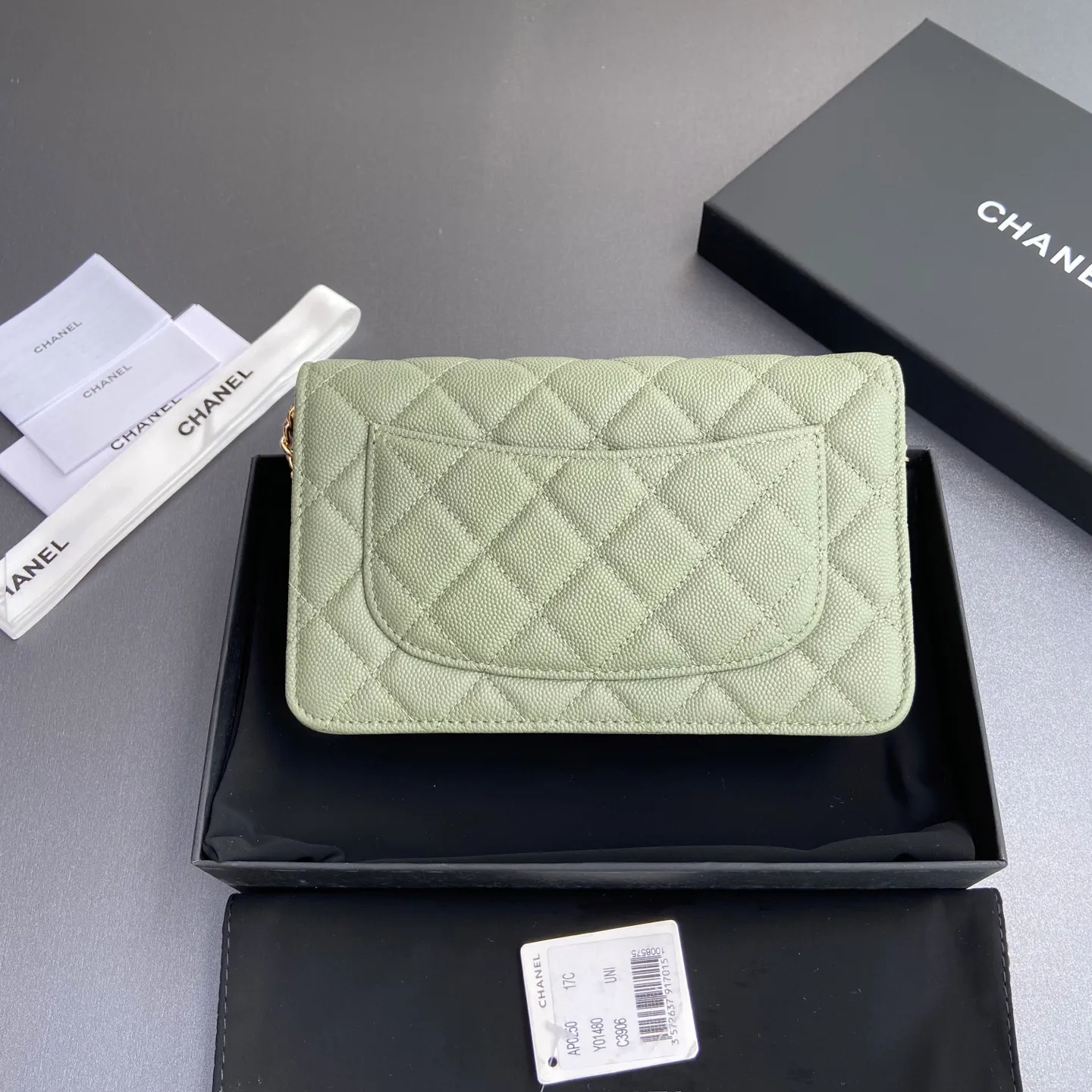 Xiaoxiang imported Italian grained calfskin Item number: A0250 Price: 640 Size: w20×h13×d3.5cm Color: Greek edge fine ball pattern golden steel mark