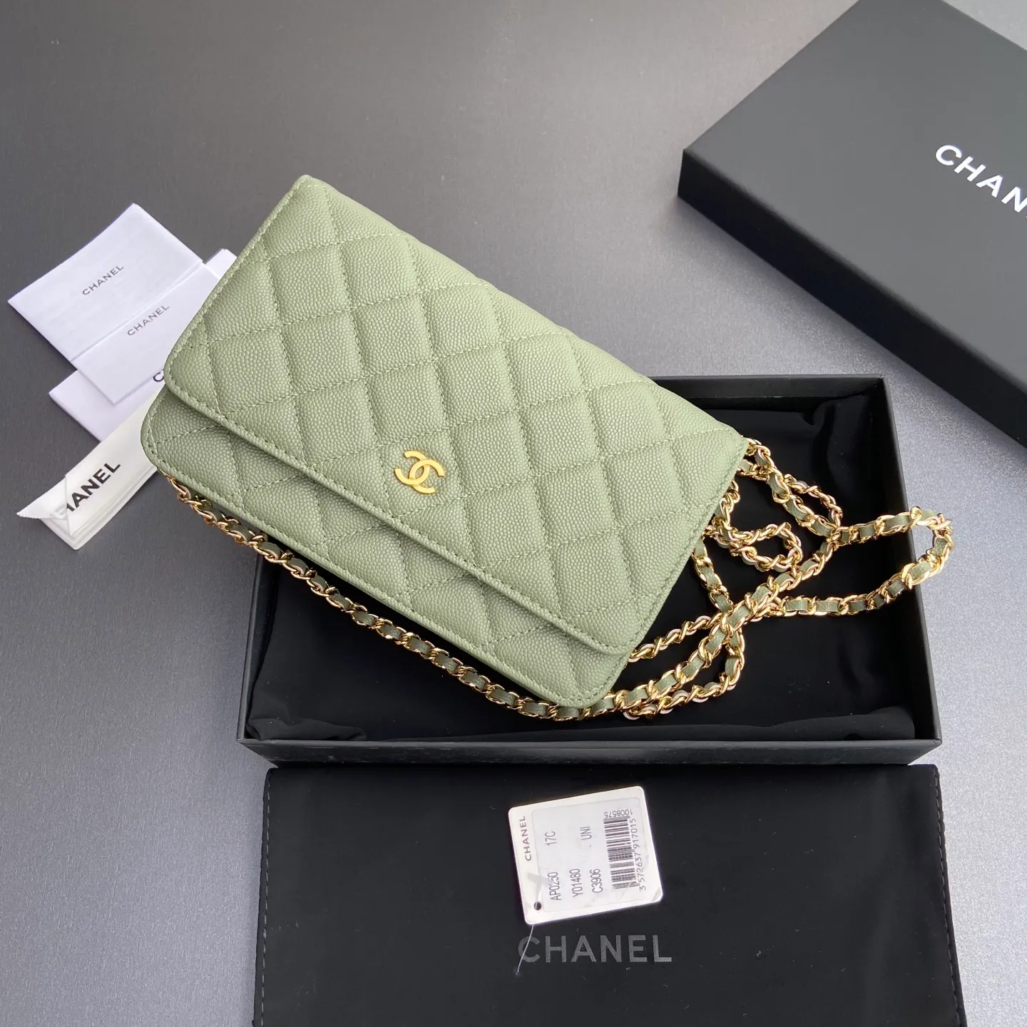 Xiaoxiang imported Italian grained calfskin Item number: A0250 Price: 640 Size: w20×h13×d3.5cm Color: Greek edge fine ball pattern golden steel mark