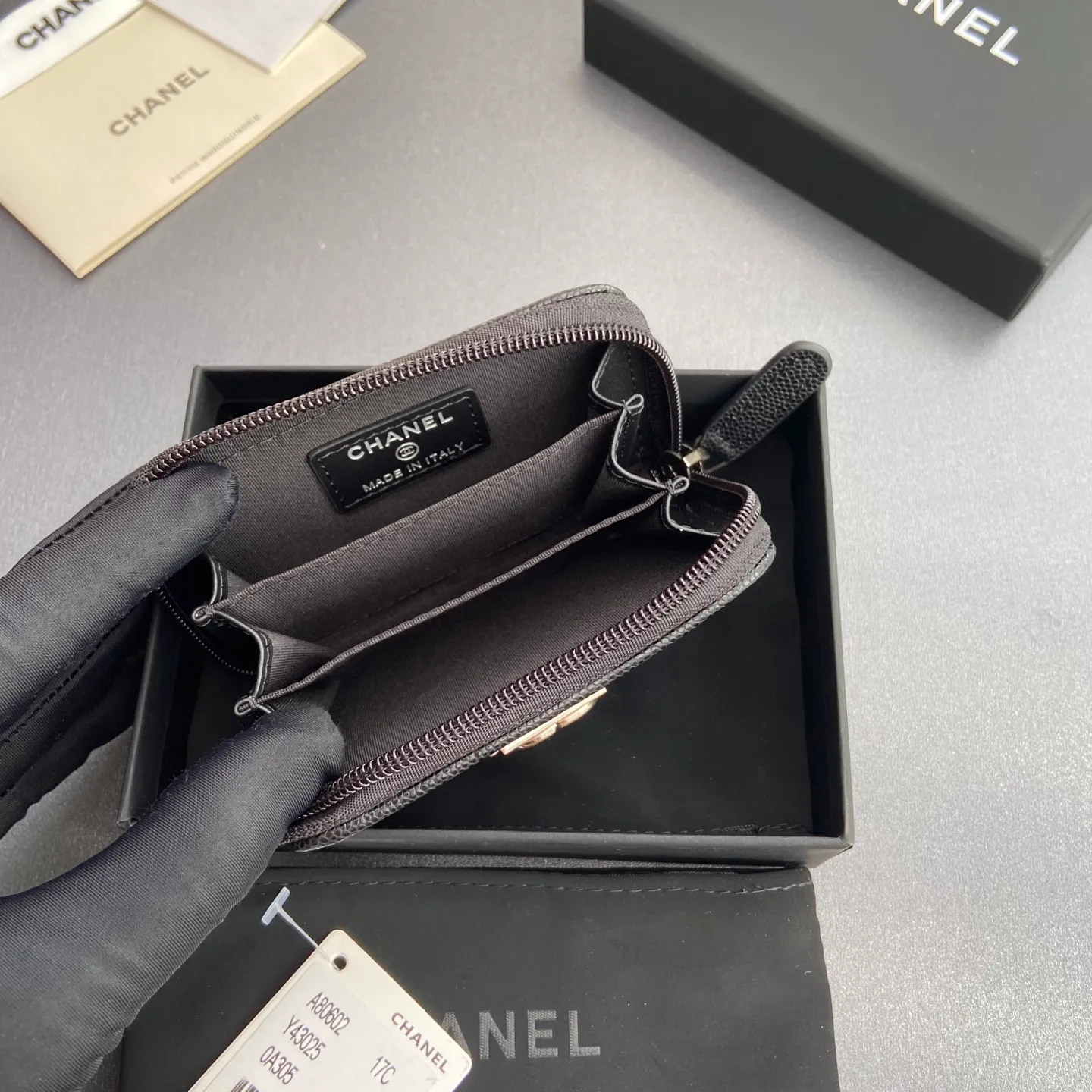 Xiaoxiang imported Italian leather Item number: A80602 Price: 320 Size: w11×h7.5×d2cm Color: black ball pattern silver hardware