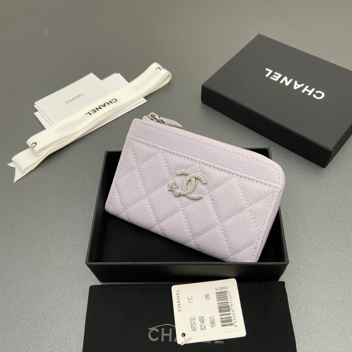 25b new series caviar cowhide with stars ⭐logo shiny blingblibg~zipper bag card holder series 6 card slots, 1 zipper bag Item number: A 3732 Price: 360 Size: w13×h8.5×d2cm Color: light purple fine ball pattern silver star hardware