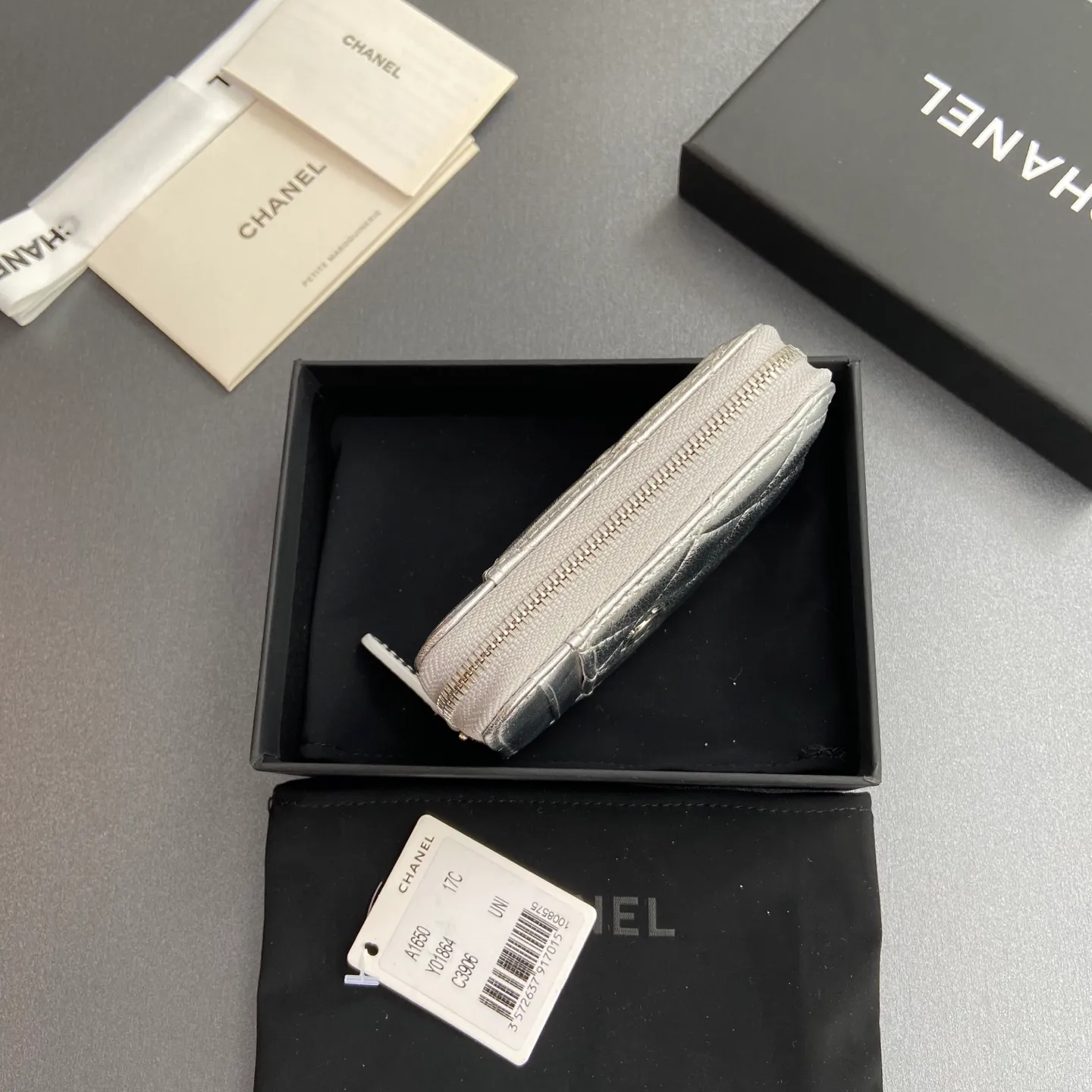 [Special grade hardware original leather] ¥280 Xiaoxiang small zipper bag card holder series with iconic metal logo, gold tone metal hardware, special Italian imported leather 2 card slots wallet bag, 4 card slots No.: 1650 Silver sheepskin silver steel mark Size: w11×h7.5×2cm