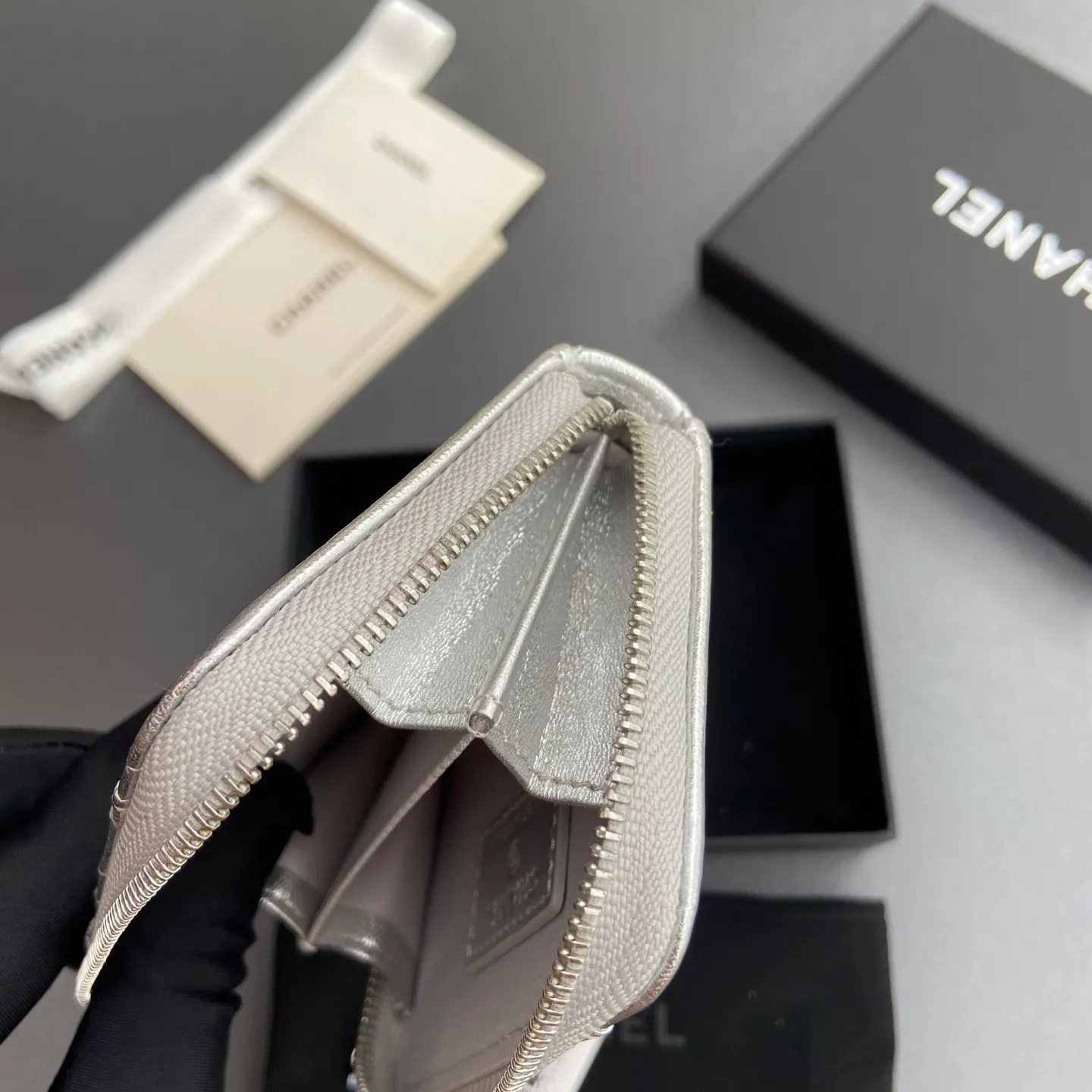 [Special grade hardware original leather] ¥280 Xiaoxiang small zipper bag card holder series with iconic metal logo, gold tone metal hardware, special Italian imported leather 2 card slots wallet bag, 4 card slots No.: 1650 Silver sheepskin silver steel mark Size: w11×h7.5×2cm