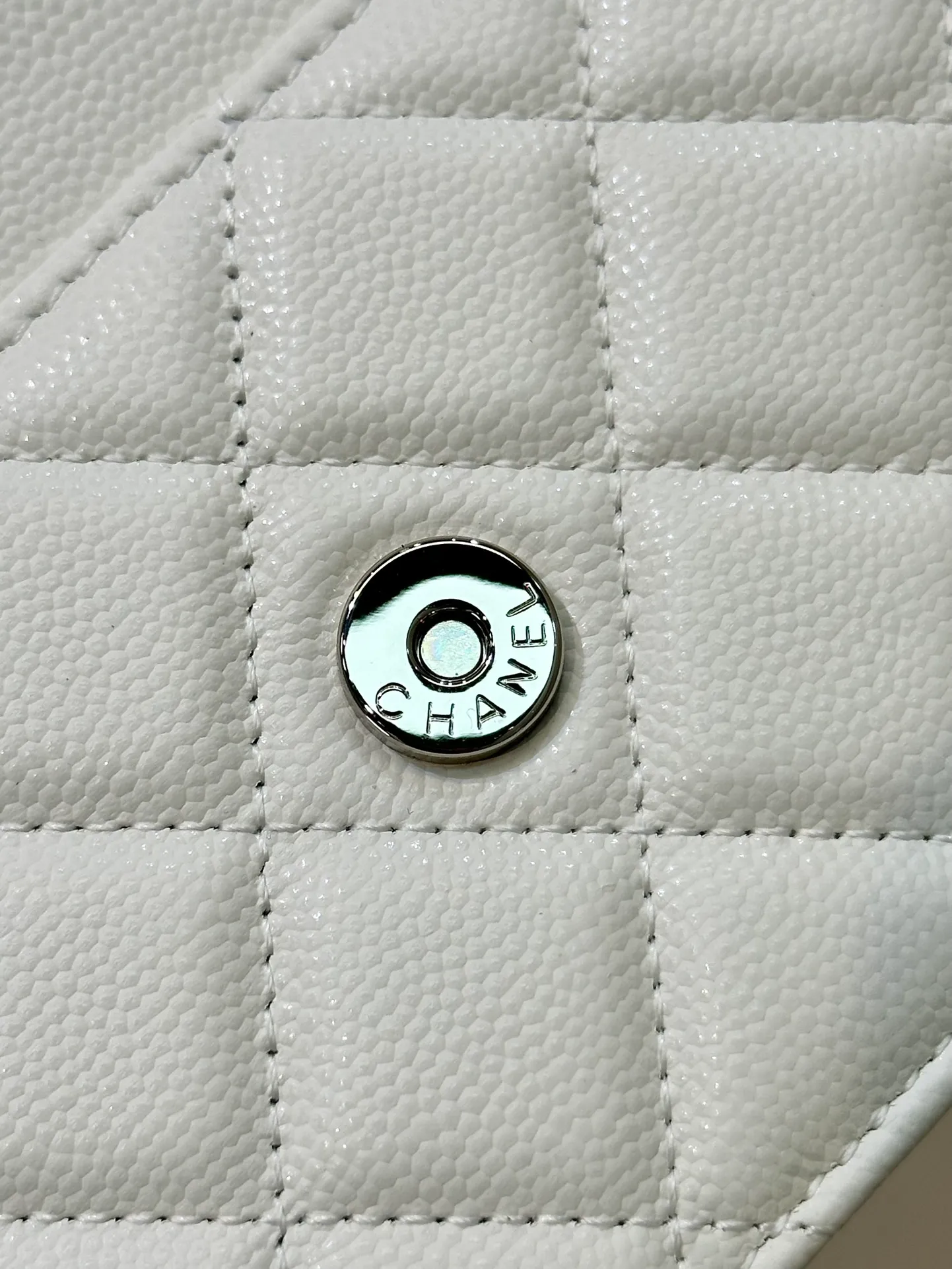 The 81059 bag may look small, but its capacity cannot be underestimated. Items such as lipstick, makeup powder, and mobile phones can be easily placed in it!