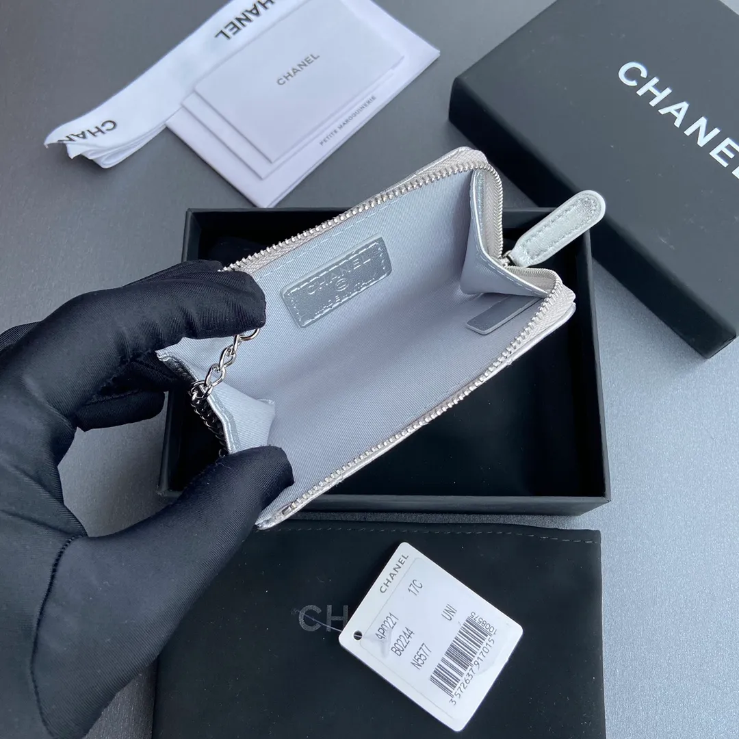 [Special grade hardware original leather] 💰320 Xiaoxiang small zipper bag card holder series Hook chain quilted card holder with iconic metal logo Silver tone metal hardware, special Italian imported leather 1 card slot wallet bag, 1 hook chain Number: 0221 Silver Sheep Silver Size: w11.5×h7.5×1.5cm