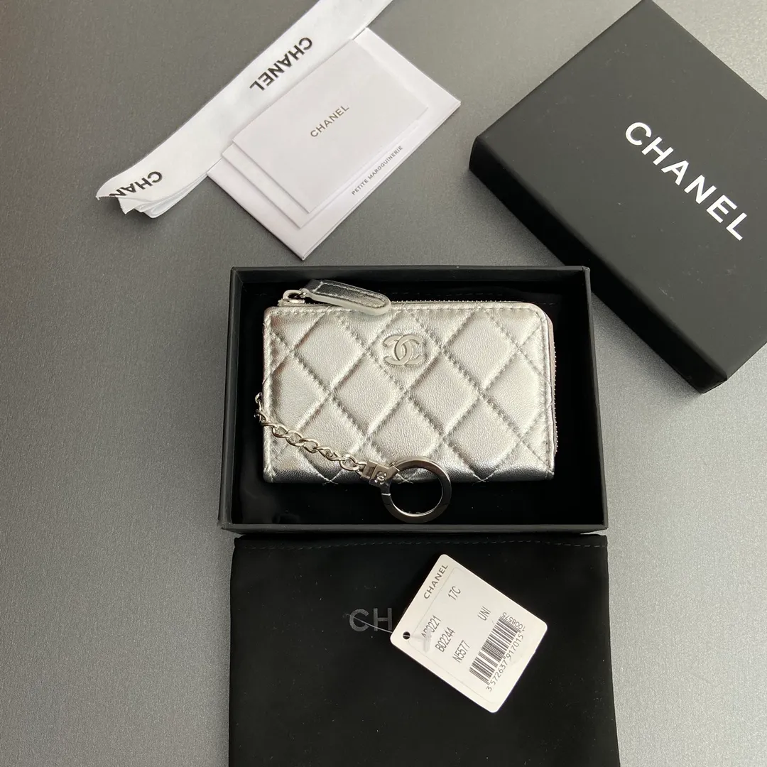[Special grade hardware original leather] 💰320 Xiaoxiang small zipper bag card holder series Hook chain quilted card holder with iconic metal logo Silver tone metal hardware, special Italian imported leather 1 card slot wallet bag, 1 hook chain Number: 0221 Silver Sheep Silver Size: w11.5×h7.5×1.5cm