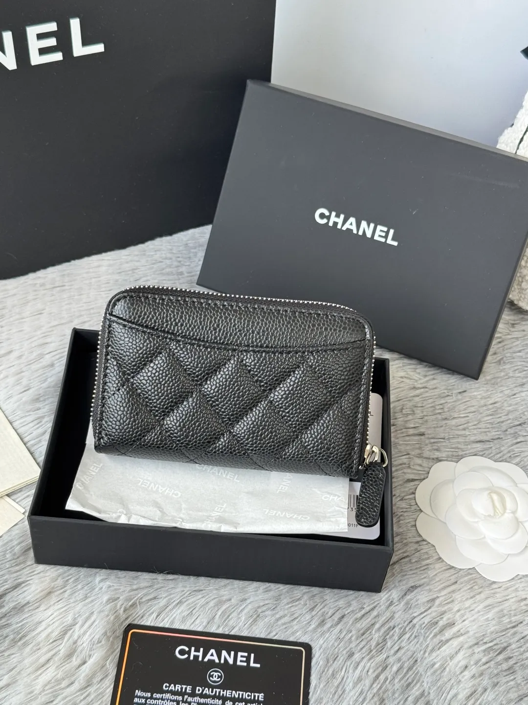 Medium size 💰360💰 finally arrived, chanel 25c oversized zipper bag with zipper inside. First place to eat melon. Large black gold cow coin purse with inner zipper. Made of caviar cowhide. Ginza sa is great. Enthusiastic and patient. I picked up a bunch of black gold card holders. There are several popular coin purses. I went for the L-shaped zipper coin purse. I tried it on the spot. My nails are a little difficult to insert cards. The 25c model is enlarged and looks great. The upgraded version is very practical. Buy it quickly! chanel25c chanel coin purse chanel card holder card holder recommended zipper coin purse chanel number: 3686 (0112) 25c size: 12*5cmx8cmx2cm