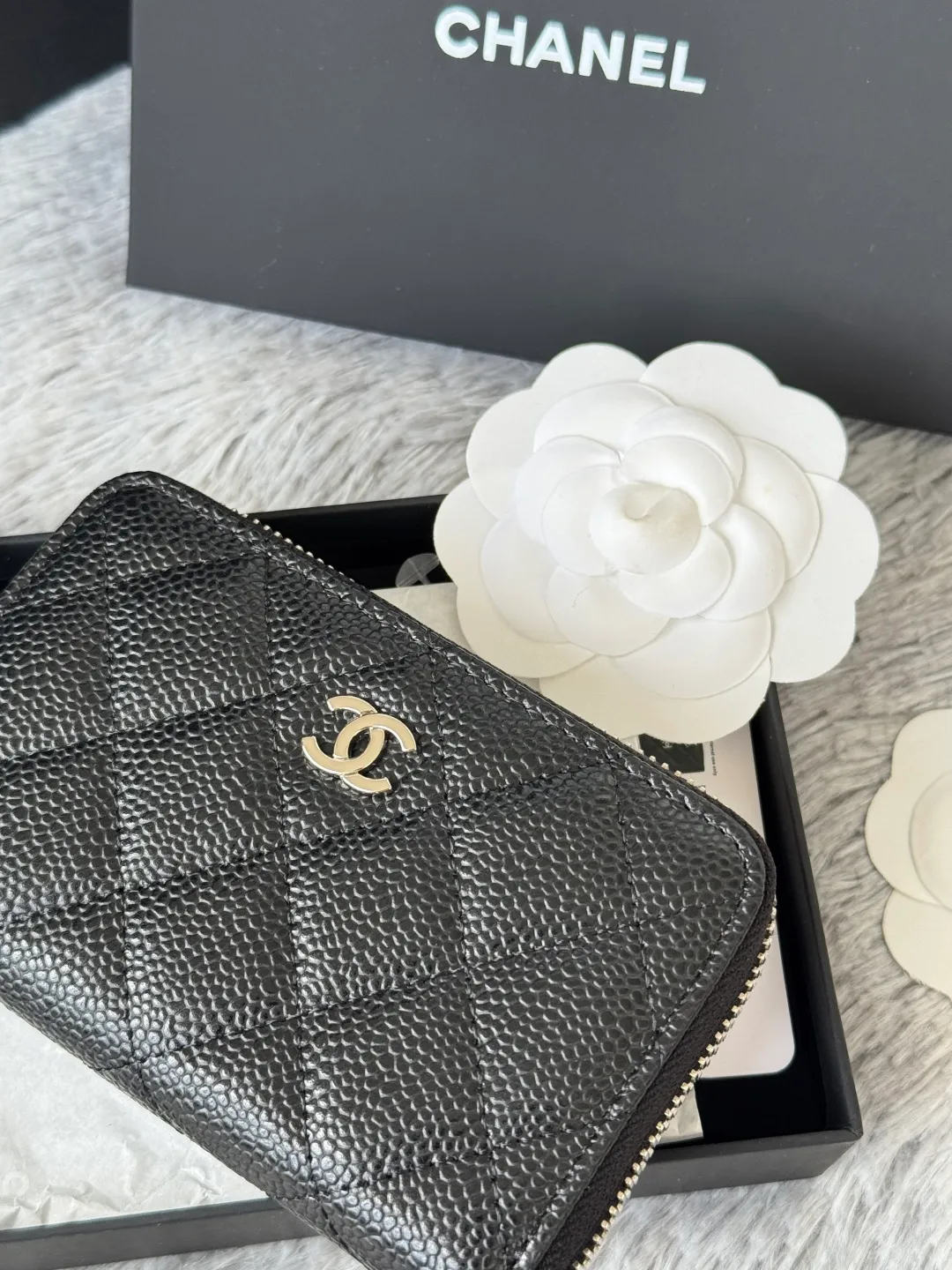Medium size 💰360💰 finally arrived, chanel 25c oversized zipper bag with zipper inside. First place to eat melon. Large black gold cow coin purse with inner zipper. Made of caviar cowhide. Ginza sa is great. Enthusiastic and patient. I picked up a bunch of black gold card holders. There are several popular coin purses. I went for the L-shaped zipper coin purse. I tried it on the spot. My nails are a little difficult to insert cards. The 25c model is enlarged and looks great. The upgraded version is very practical. Buy it quickly! chanel25c chanel coin purse chanel card holder card holder recommended zipper coin purse chanel number: 3686 (0112) 25c size: 12*5cmx8cmx2cm