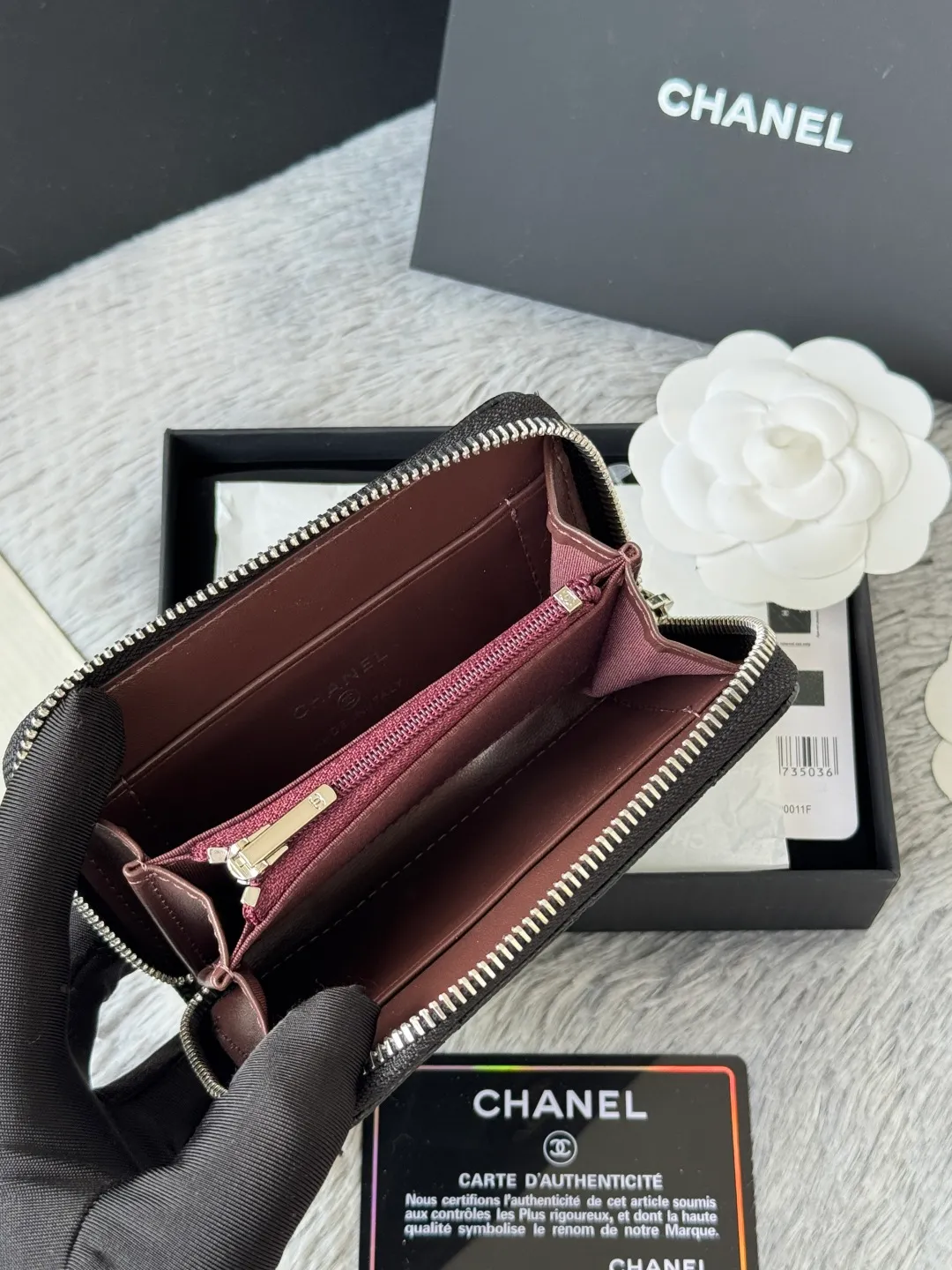 Medium size 💰360💰 finally arrived, chanel 25c oversized zipper bag with zipper inside. First place to eat melon. Large black gold cow coin purse with inner zipper. Made of caviar cowhide. Ginza sa is great. Enthusiastic and patient. I picked up a bunch of black gold card holders. There are several popular coin purses. I went for the L-shaped zipper coin purse. I tried it on the spot. My nails are a little difficult to insert cards. The 25c model is enlarged and looks great. The upgraded version is very practical. Buy it quickly! chanel25c chanel coin purse chanel card holder card holder recommended zipper coin purse chanel number: 3686 (0112) 25c size: 12*5cmx8cmx2cm