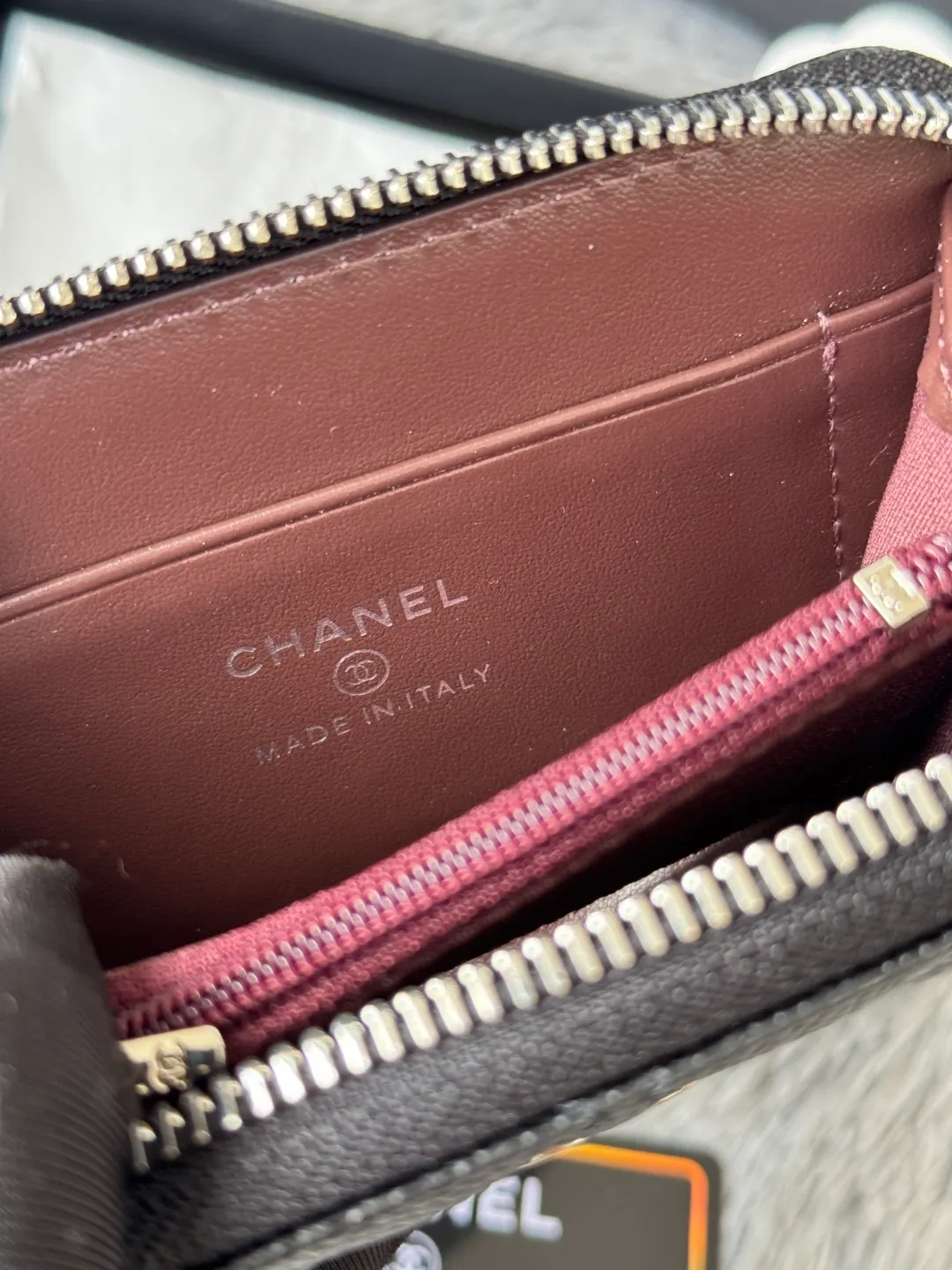 Medium size 💰360💰 finally arrived, chanel 25c oversized zipper bag with zipper inside. First place to eat melon. Large black gold cow coin purse with inner zipper. Made of caviar cowhide. Ginza sa is great. Enthusiastic and patient. I picked up a bunch of black gold card holders. There are several popular coin purses. I went for the L-shaped zipper coin purse. I tried it on the spot. My nails are a little difficult to insert cards. The 25c model is enlarged and looks great. The upgraded version is very practical. Buy it quickly! chanel25c chanel coin purse chanel card holder card holder recommended zipper coin purse chanel number: 3686 (0112) 25c size: 12*5cmx8cmx2cm