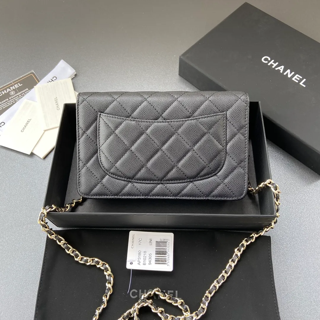 800💰Xiaoxiang imported Italian grained calfskin Item number: AP6360 Size: w20×h13×d3.5cm Color: Black fine grained gold steel mark