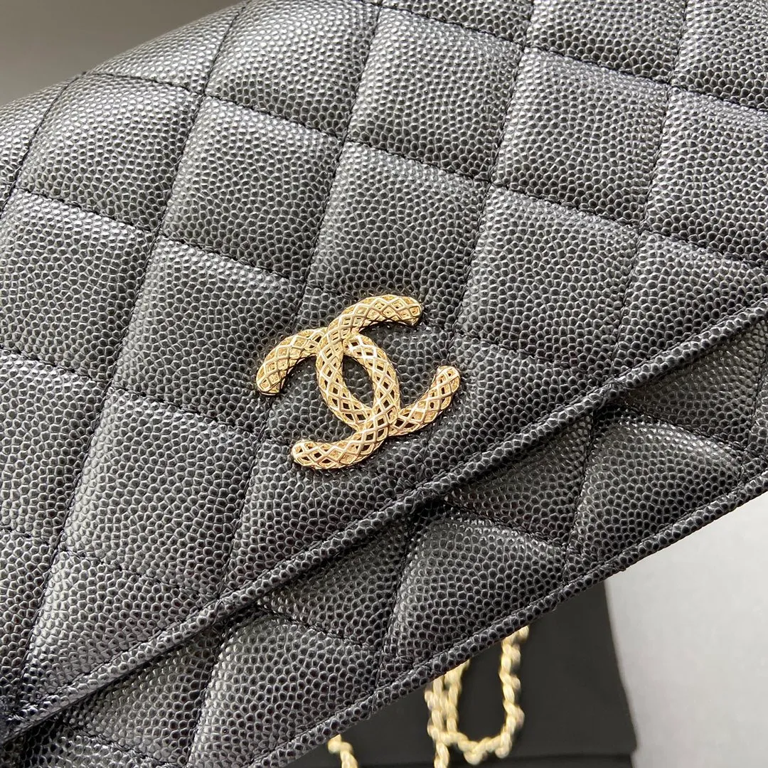 800💰Xiaoxiang imported Italian grained calfskin Item number: AP6360 Size: w20×h13×d3.5cm Color: Black fine grained gold steel mark