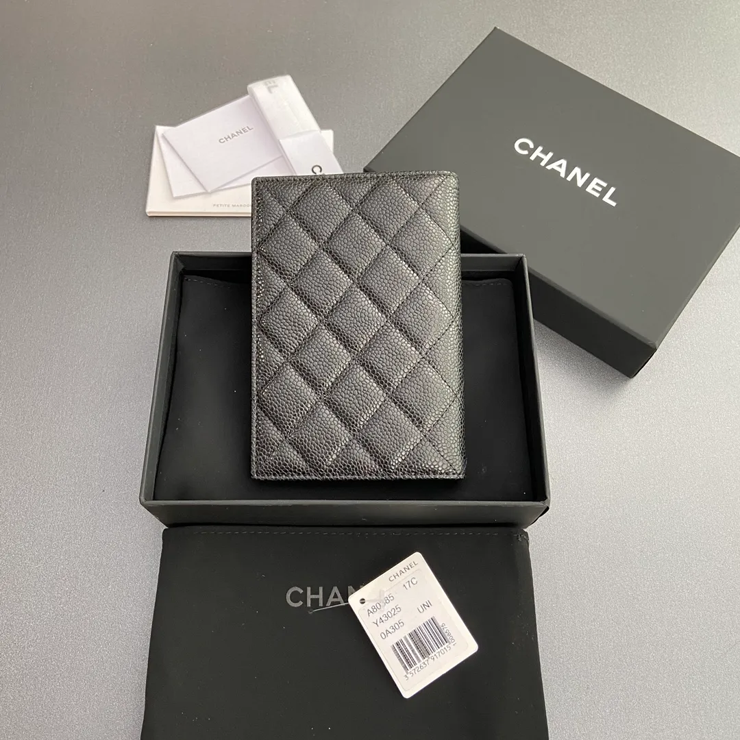 [Special grade hardware original leather] ¥280 Xiaoxiang Passport Holder Series Quilted card holder with iconic metal logo Silver tone metal hardware, special Italian imported leather 4 card slots, 1 passport holder Number: 80385 Size: w10×h15×d2cm
