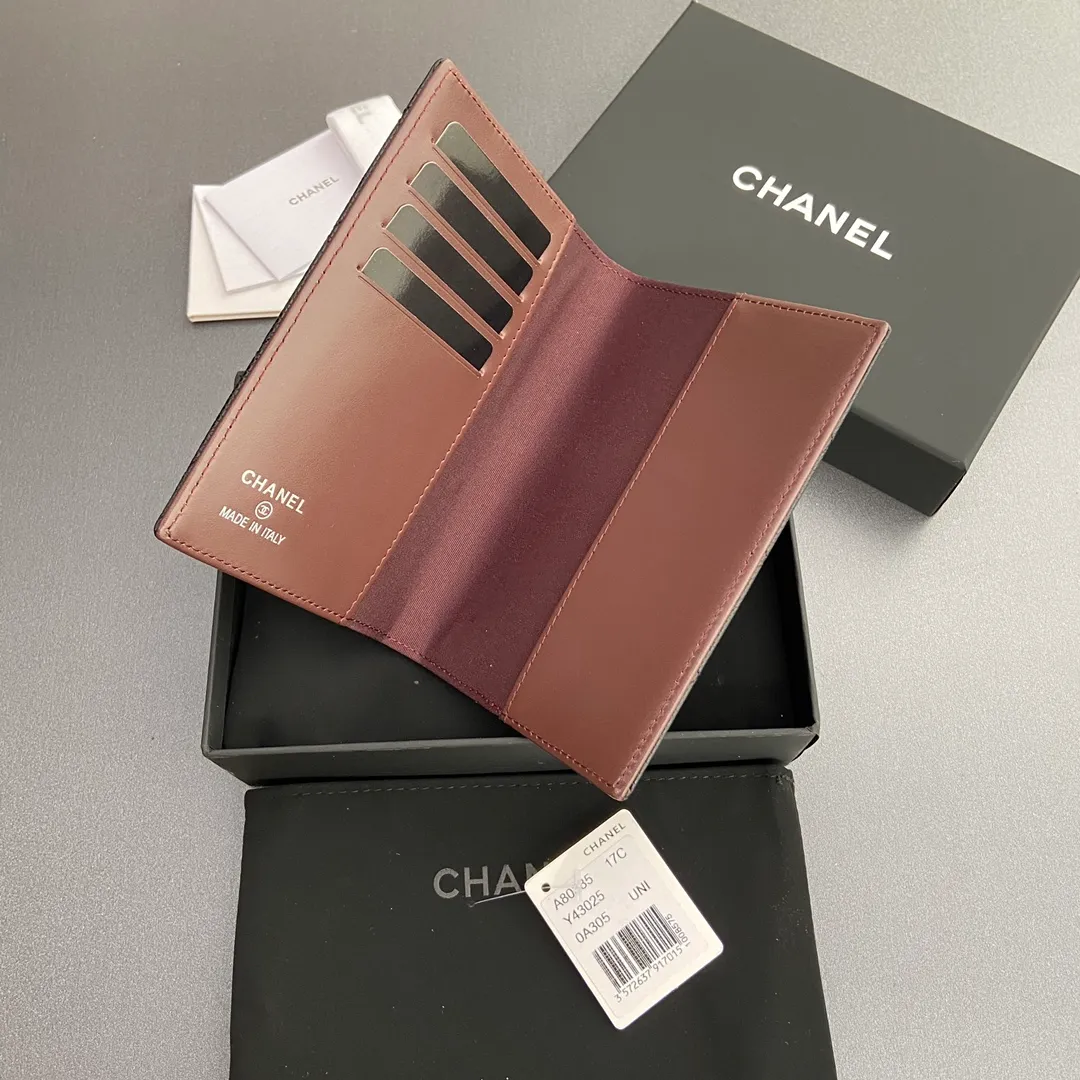 [Special grade hardware original leather] ¥280 Xiaoxiang Passport Holder Series Quilted card holder with iconic metal logo Silver tone metal hardware, special Italian imported leather 4 card slots, 1 passport holder Number: 80385 Size: w10×h15×d2cm