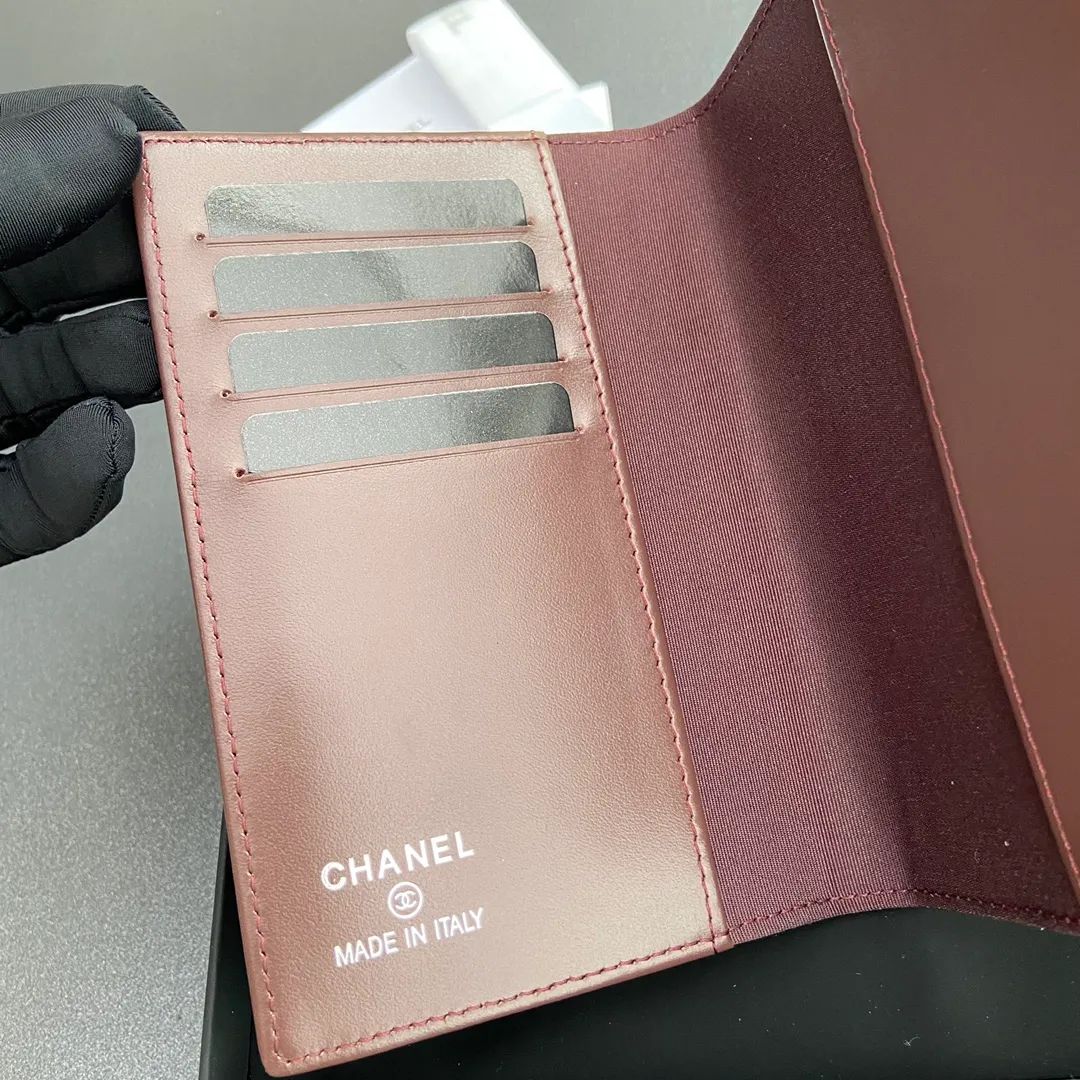 [Special grade hardware original leather] ¥280 Xiaoxiang Passport Holder Series Quilted card holder with iconic metal logo Silver tone metal hardware, special Italian imported leather 4 card slots, 1 passport holder Number: 80385 Size: w10×h15×d2cm