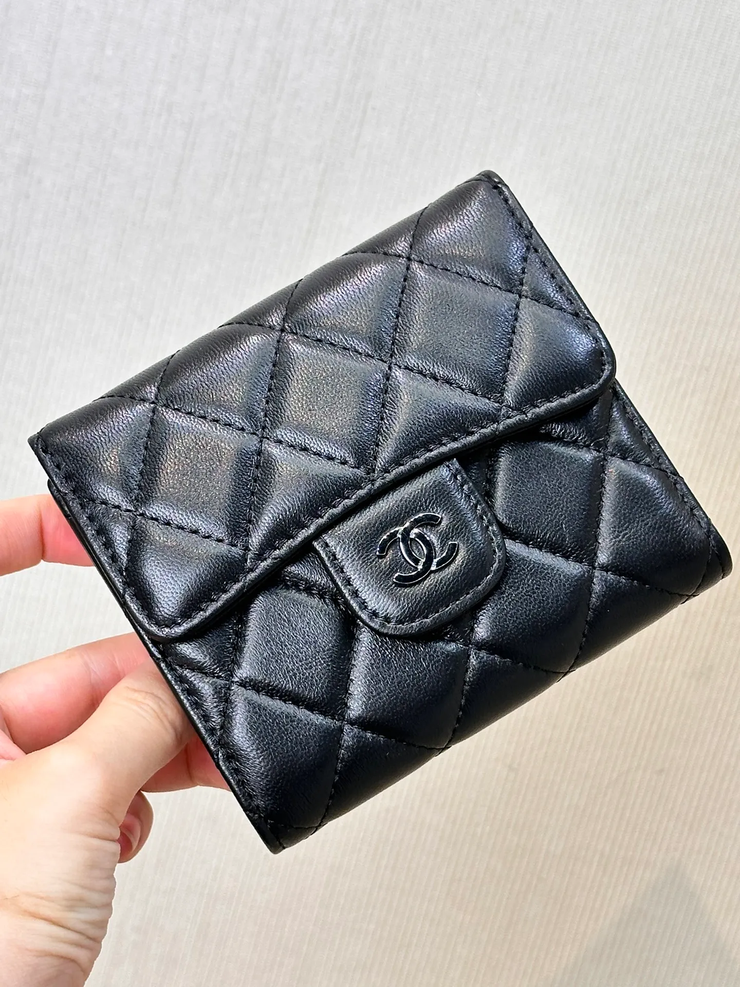 82288 Sheepskin real shot, you can experience it, high-end texture experience! The level of detail is perfect. The bag is made of lambskin fabric imported from Italy, ensuring that every rhombus is full and consistent! The rhombus patterns of the bags are all made using imported computer machines, ensuring 100% perfection and zero error!