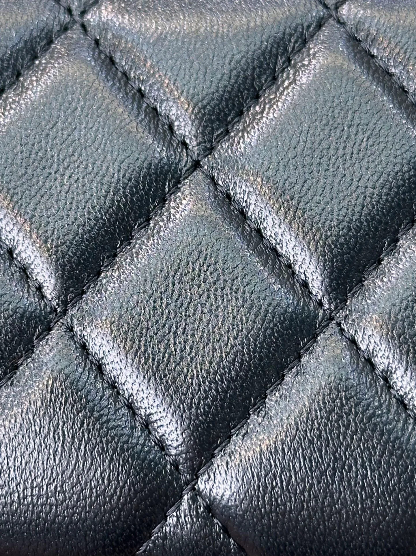 82288 Sheepskin real shot, you can experience it, high-end texture experience! The level of detail is perfect. The bag is made of lambskin fabric imported from Italy, ensuring that every rhombus is full and consistent! The rhombus patterns of the bags are all made using imported computer machines, ensuring 100% perfection and zero error!