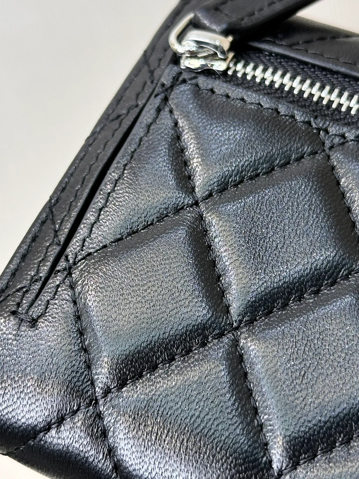 82288 Sheepskin real shot, you can experience it, high-end texture experience! The level of detail is perfect. The bag is made of lambskin fabric imported from Italy, ensuring that every rhombus is full and consistent! The rhombus patterns of the bags are all made using imported computer machines, ensuring 100% perfection and zero error!
