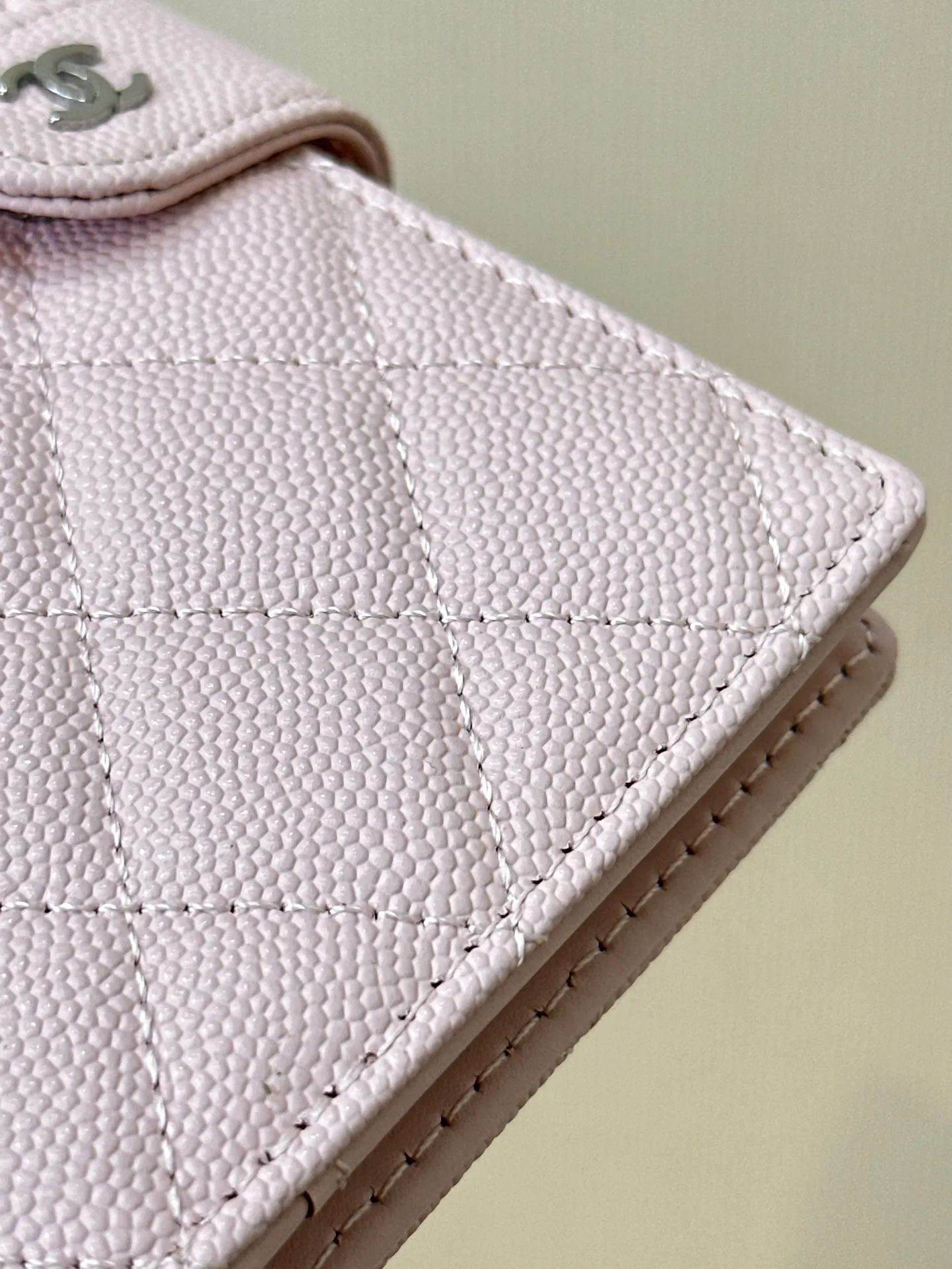 96066 Caviar cowhide is enlarged for you to see... The graininess is full and clear enough. The texture of each bag is different, and the same is true for the counters! ! The grainy texture is all the same size but not the right version. Every rhombus is bulging, and the seams are very neat! ! The color is greasy and has a luxurious texture...