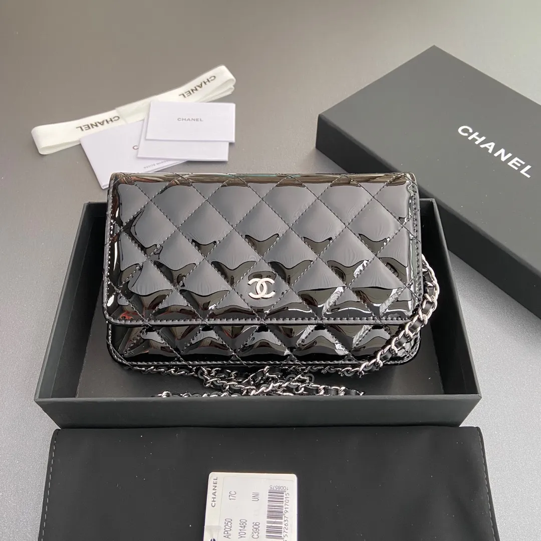 Xiaoxiang imported Italian patent leather calfskin Item No.: A0250 Price: 640 Size: w20×h13×d3.5cm Color: Black bright leather with silver steel mark