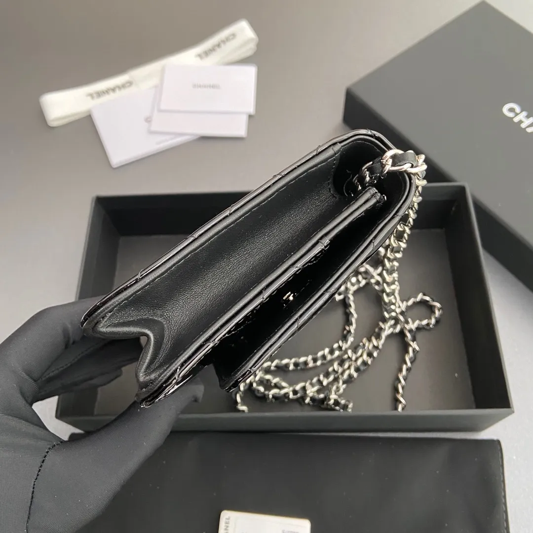Xiaoxiang imported Italian patent leather calfskin Item No.: A0250 Price: 640 Size: w20×h13×d3.5cm Color: Black bright leather with silver steel mark