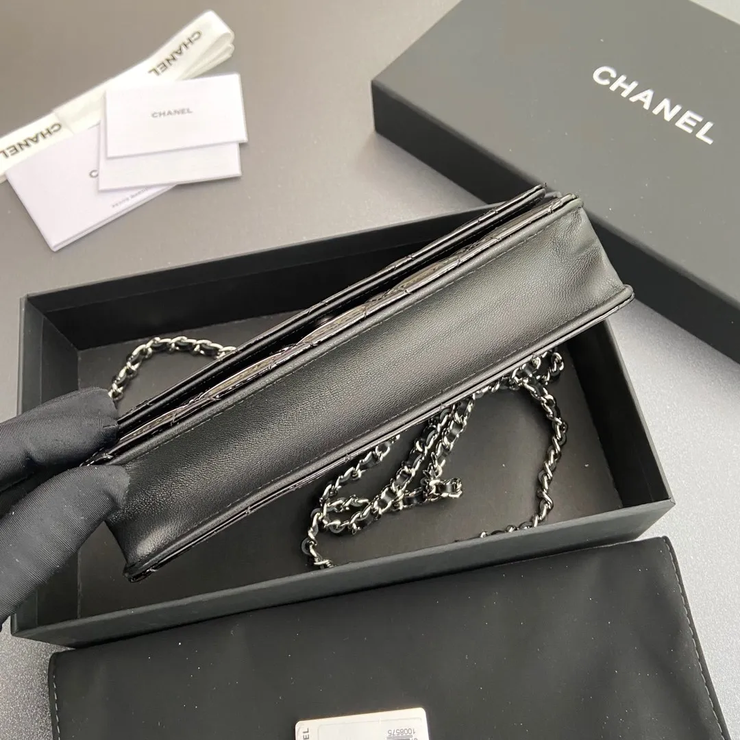 Xiaoxiang imported Italian patent leather calfskin Item No.: A0250 Price: 640 Size: w20×h13×d3.5cm Color: Black bright leather with silver steel mark