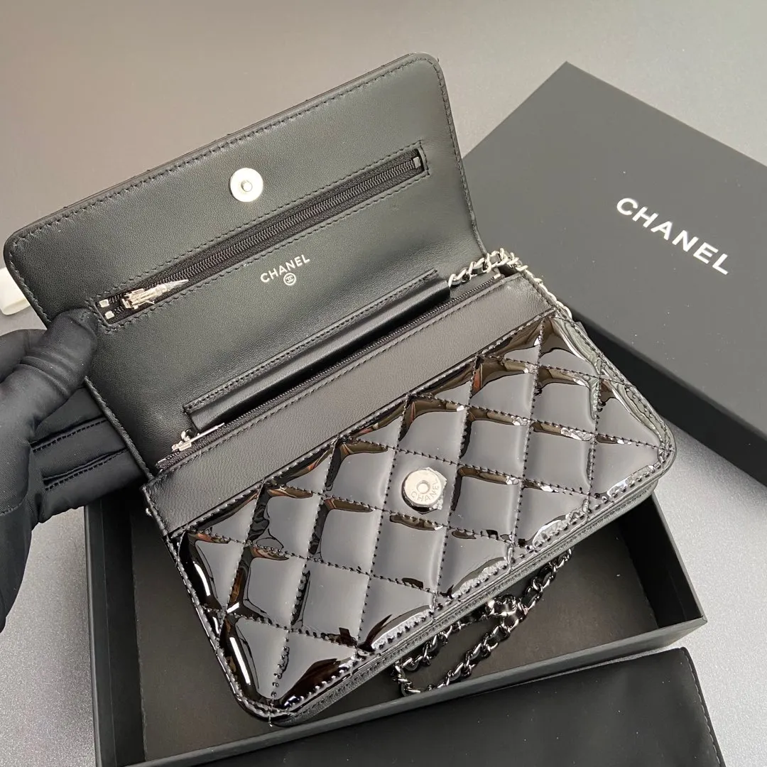 Xiaoxiang imported Italian patent leather calfskin Item No.: A0250 Price: 640 Size: w20×h13×d3.5cm Color: Black bright leather with silver steel mark