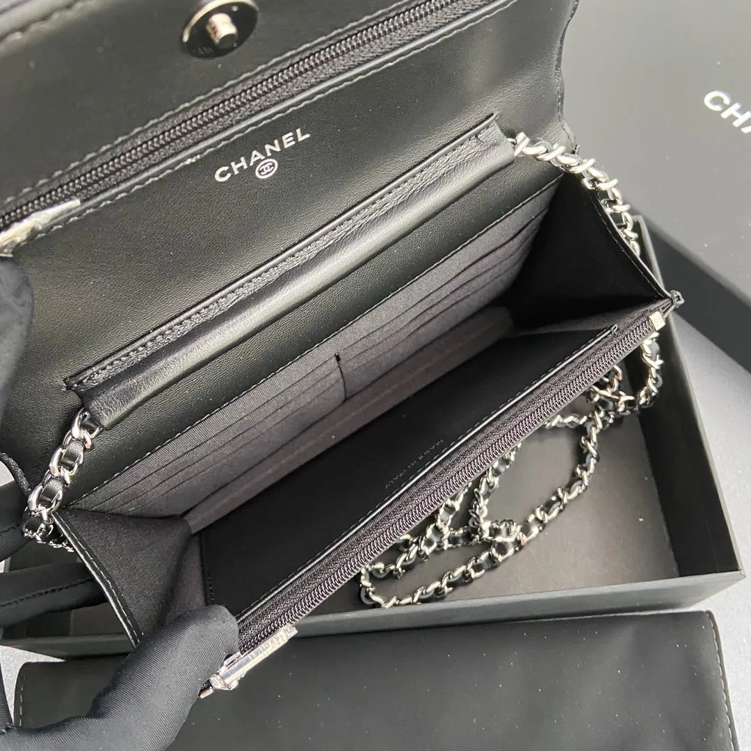 Xiaoxiang imported Italian patent leather calfskin Item No.: A0250 Price: 640 Size: w20×h13×d3.5cm Color: Black bright leather with silver steel mark